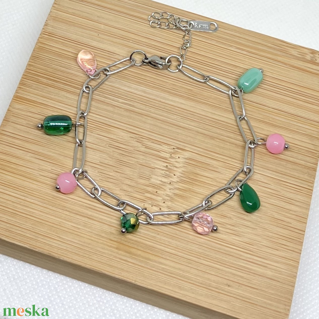 Rózsaszín zöld karkötő - ékszer - karkötő - charm karkötő - Meska.hu
