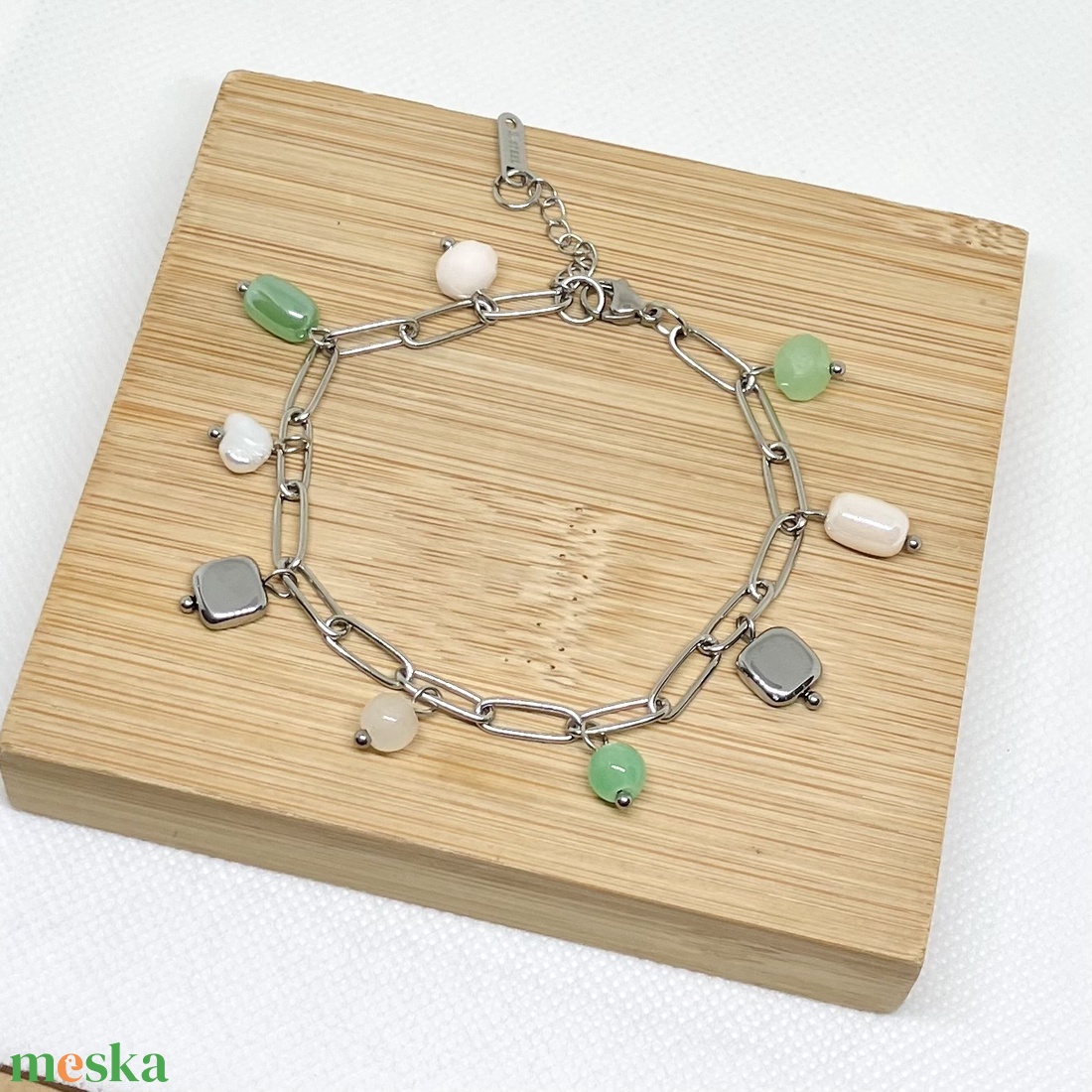 Púder és zöld karkötő - ékszer - karkötő - charm karkötő - Meska.hu