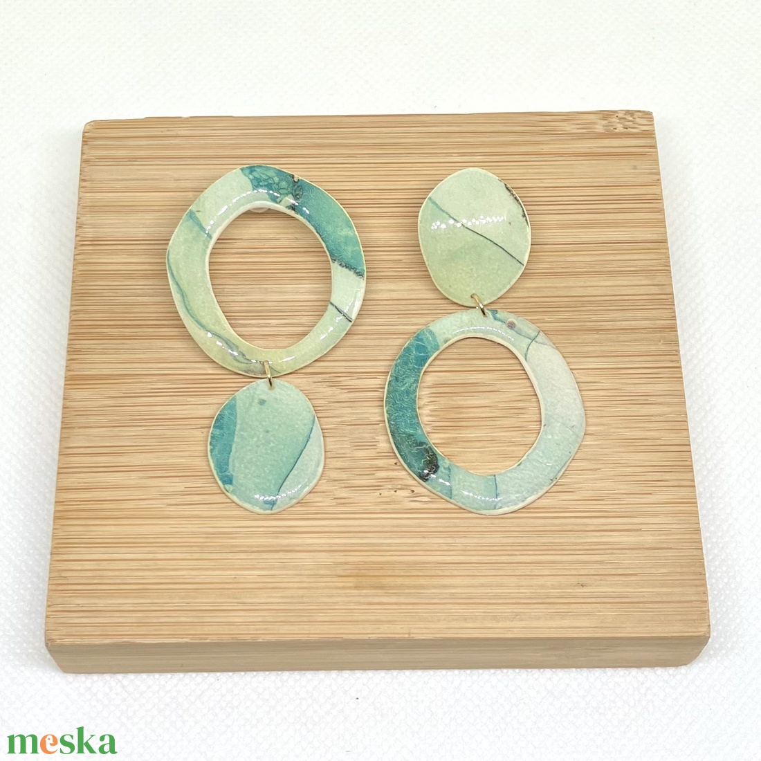 Nina aszimmetrikus fülbevaló zöld - ékszer - fülbevaló - lógó fülbevaló - Meska.hu