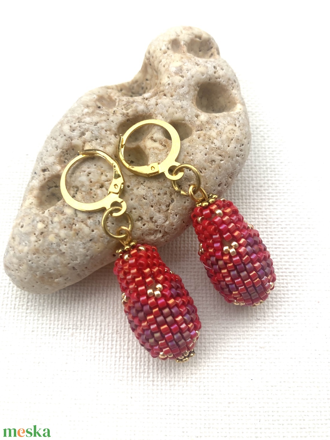 Gyönyörű piros -arany logó csepp alakú fülbevaló  - ékszer - fülbevaló - lógó csepp fülbevaló - Meska.hu