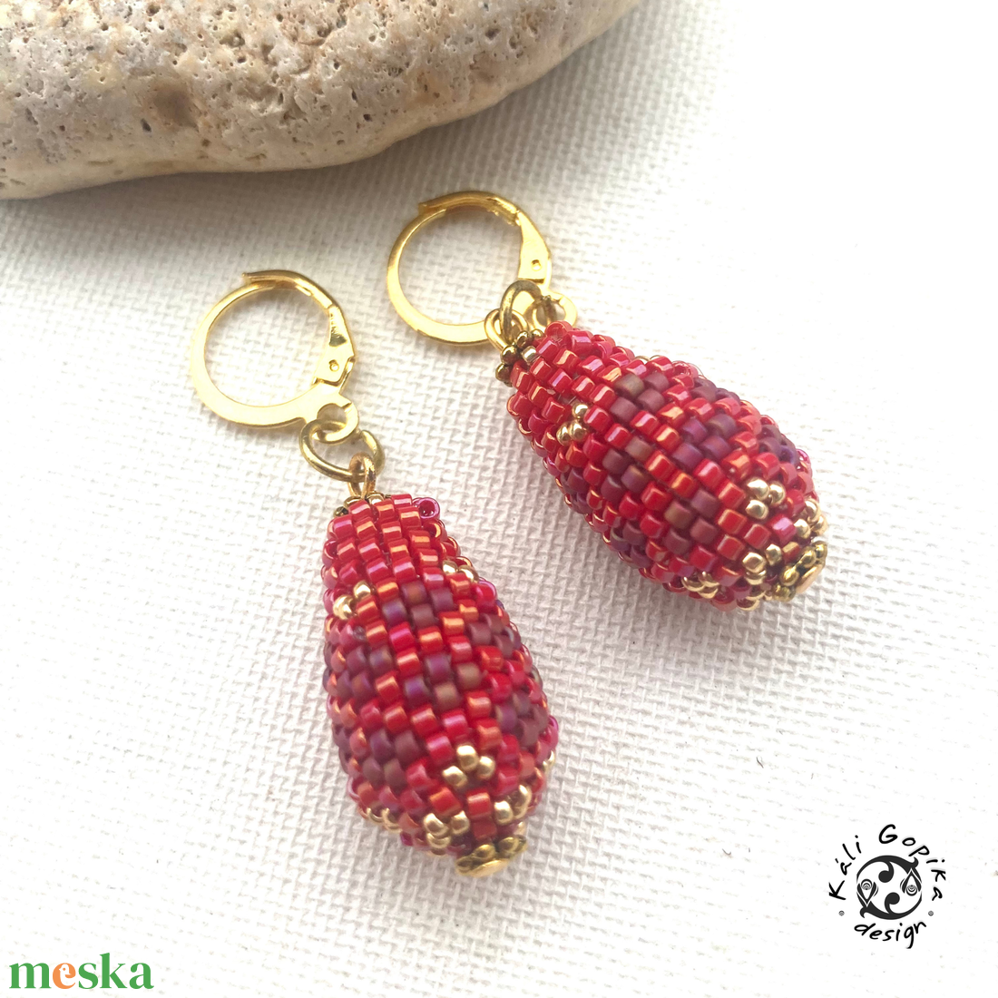 Gyönyörű piros -arany logó csepp alakú fülbevaló  - ékszer - fülbevaló - lógó csepp fülbevaló - Meska.hu