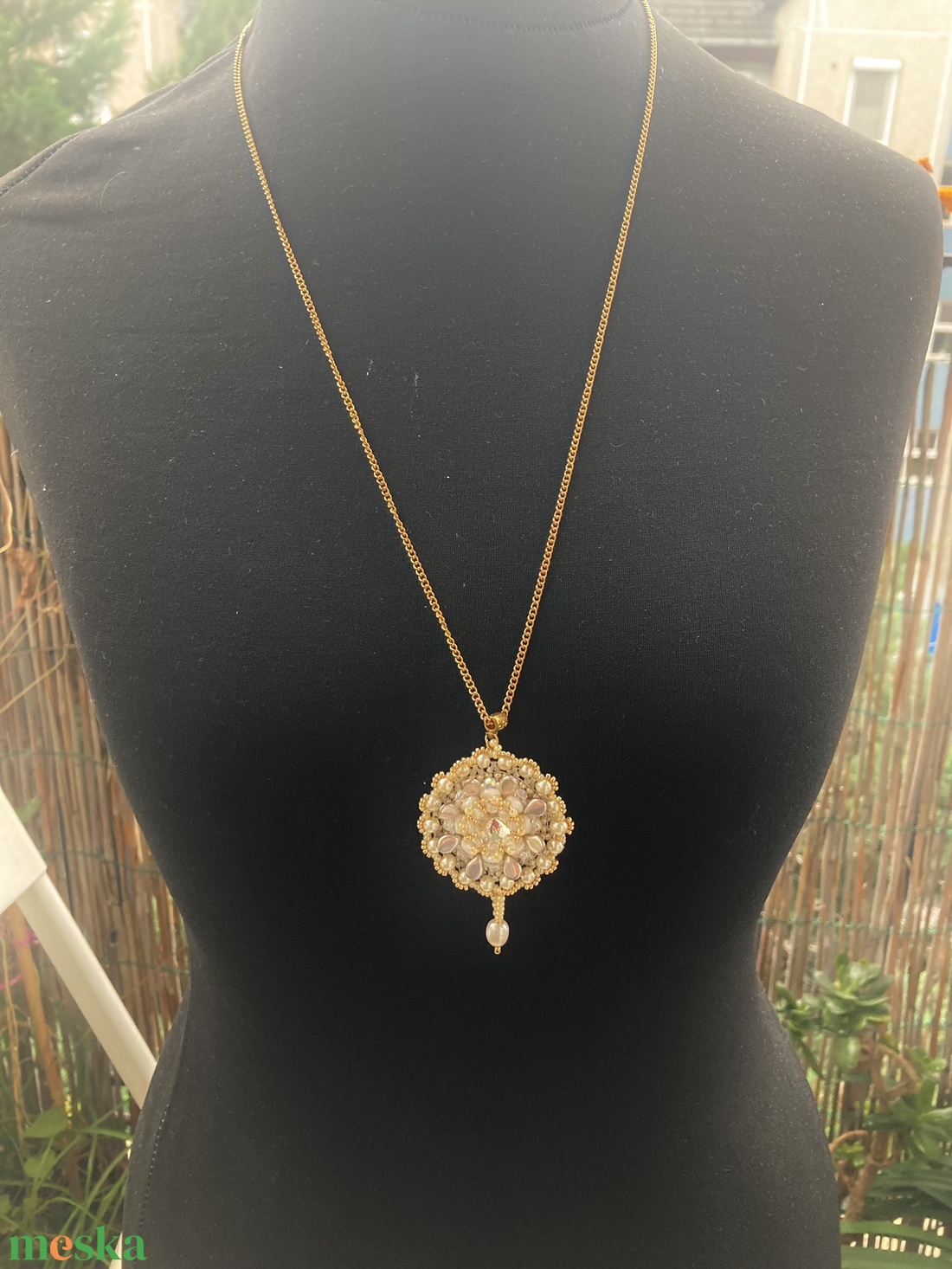 Fehér-bézs -arany csillogó gyöngyös medál hosszú láncon  - ékszer - nyaklánc - medál - Meska.hu