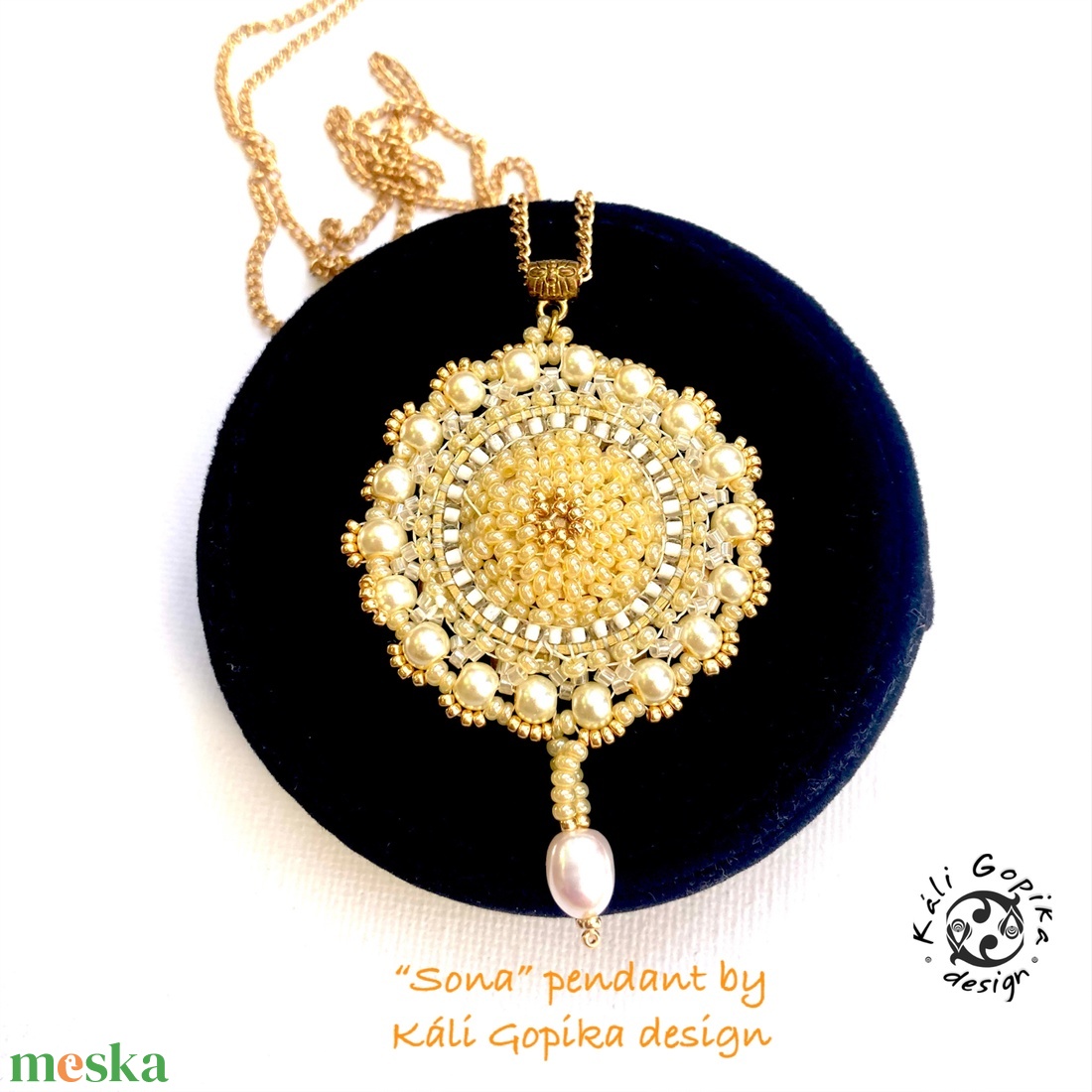 Fehér-bézs -arany csillogó gyöngyös medál hosszú láncon  - ékszer - nyaklánc - medál - Meska.hu