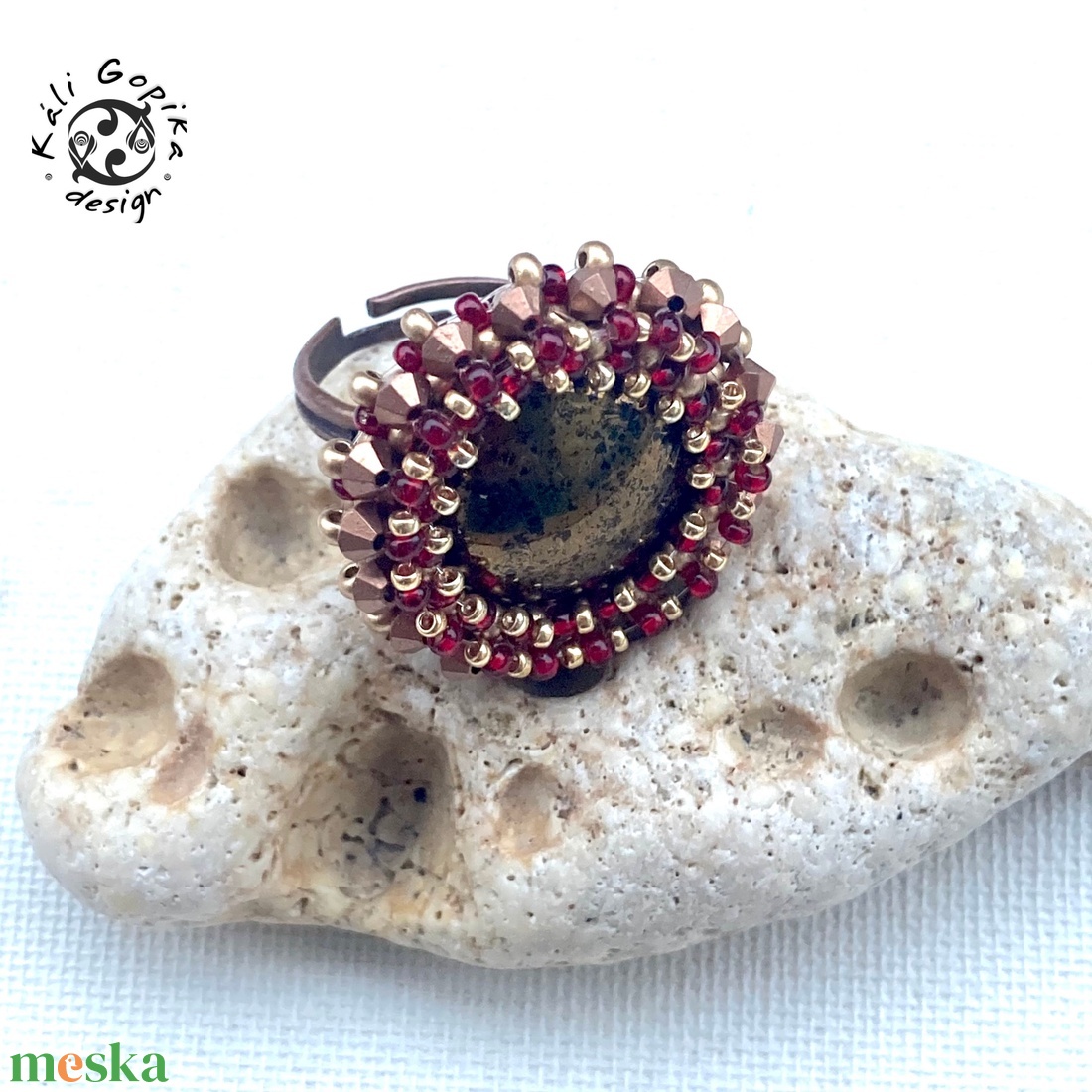 Piros arany csillogó gyöngyfűzött gyűrű - ékszer - gyűrű - statement gyűrű - Meska.hu