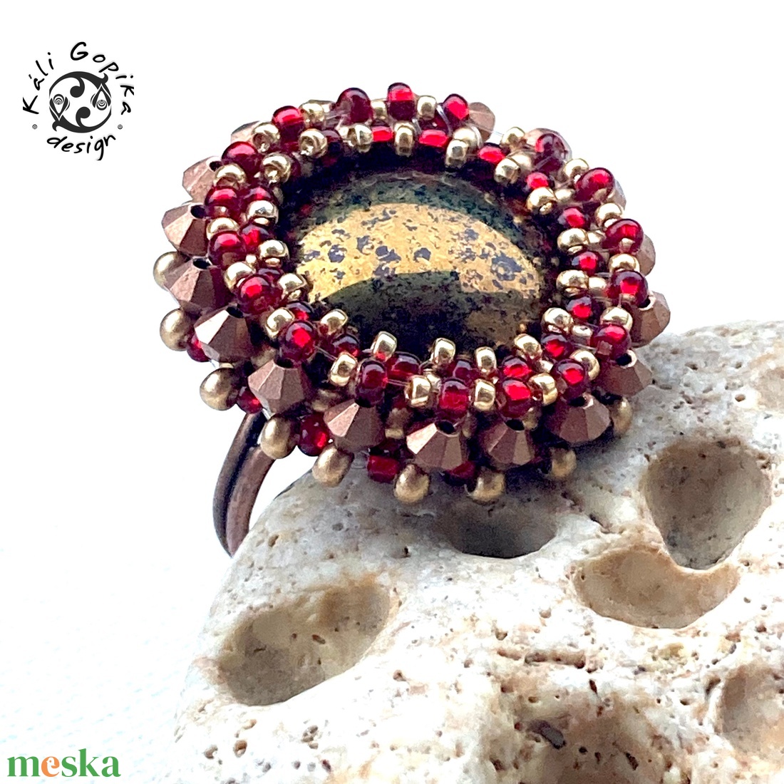 Piros arany csillogó gyöngyfűzött gyűrű - ékszer - gyűrű - statement gyűrű - Meska.hu