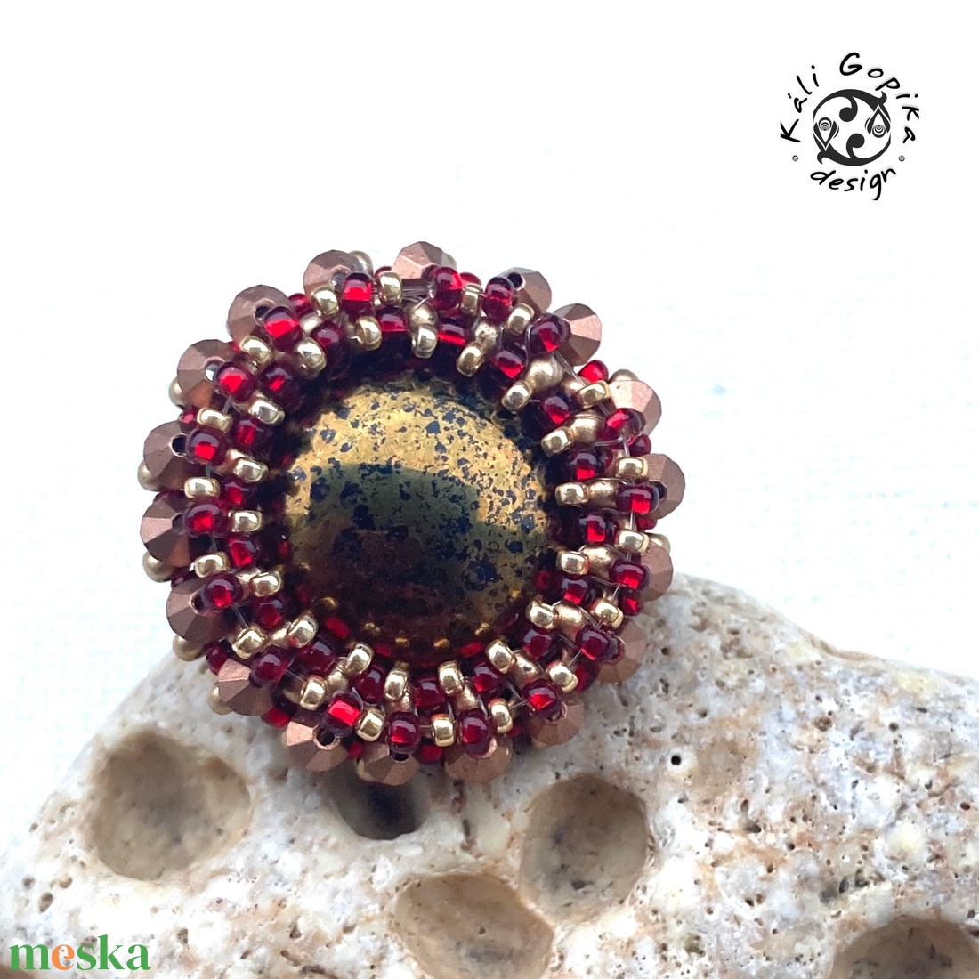 Piros arany csillogó gyöngyfűzött gyűrű - ékszer - gyűrű - statement gyűrű - Meska.hu