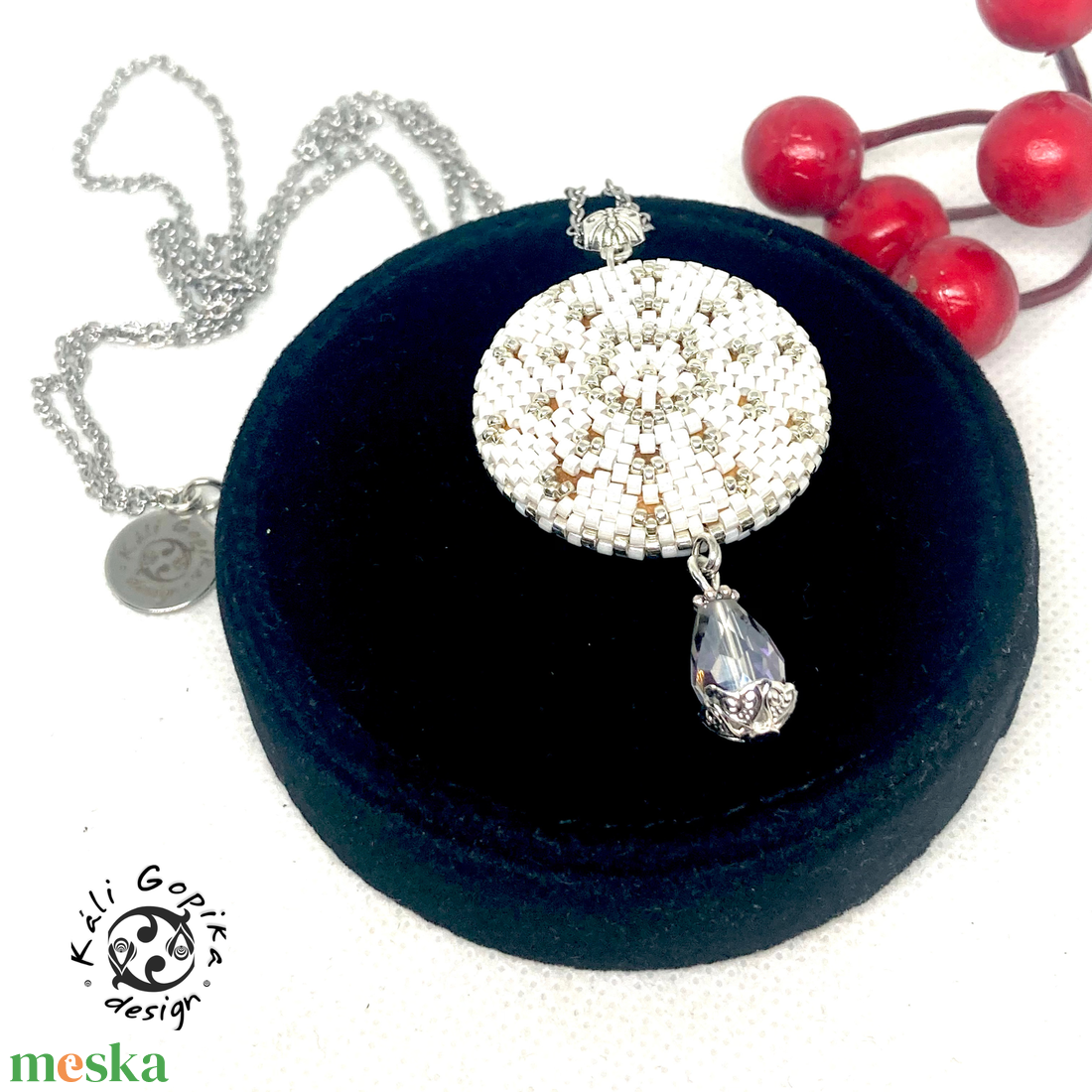 Gyönyörű kétoldalas fehér -ezüst gyöngyfűzött Mandala medál nyaklánc - ékszer - nyaklánc - medál - Meska.hu