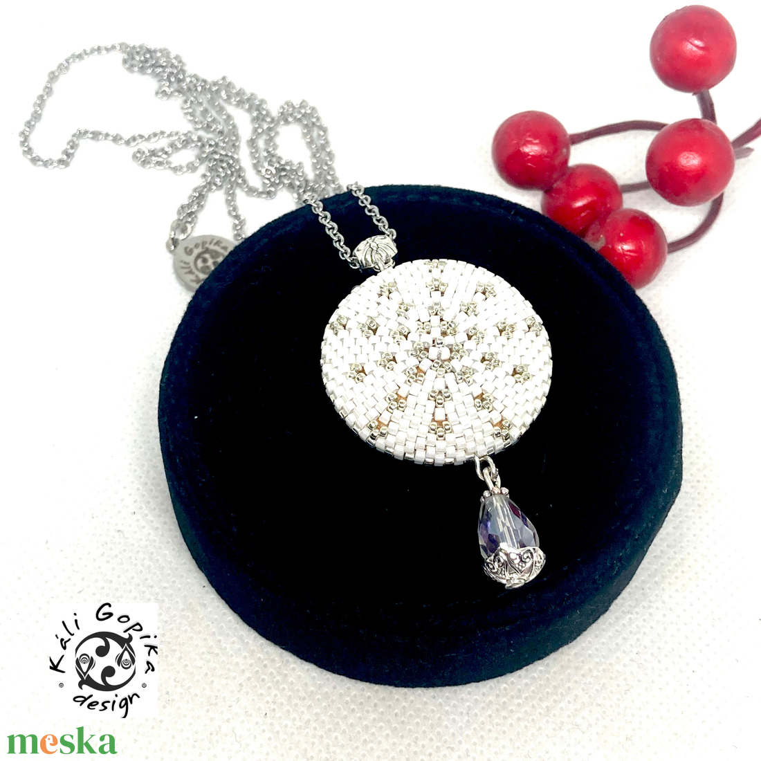 Gyönyörű kétoldalas fehér -ezüst gyöngyfűzött Mandala medál nyaklánc - ékszer - nyaklánc - medál - Meska.hu