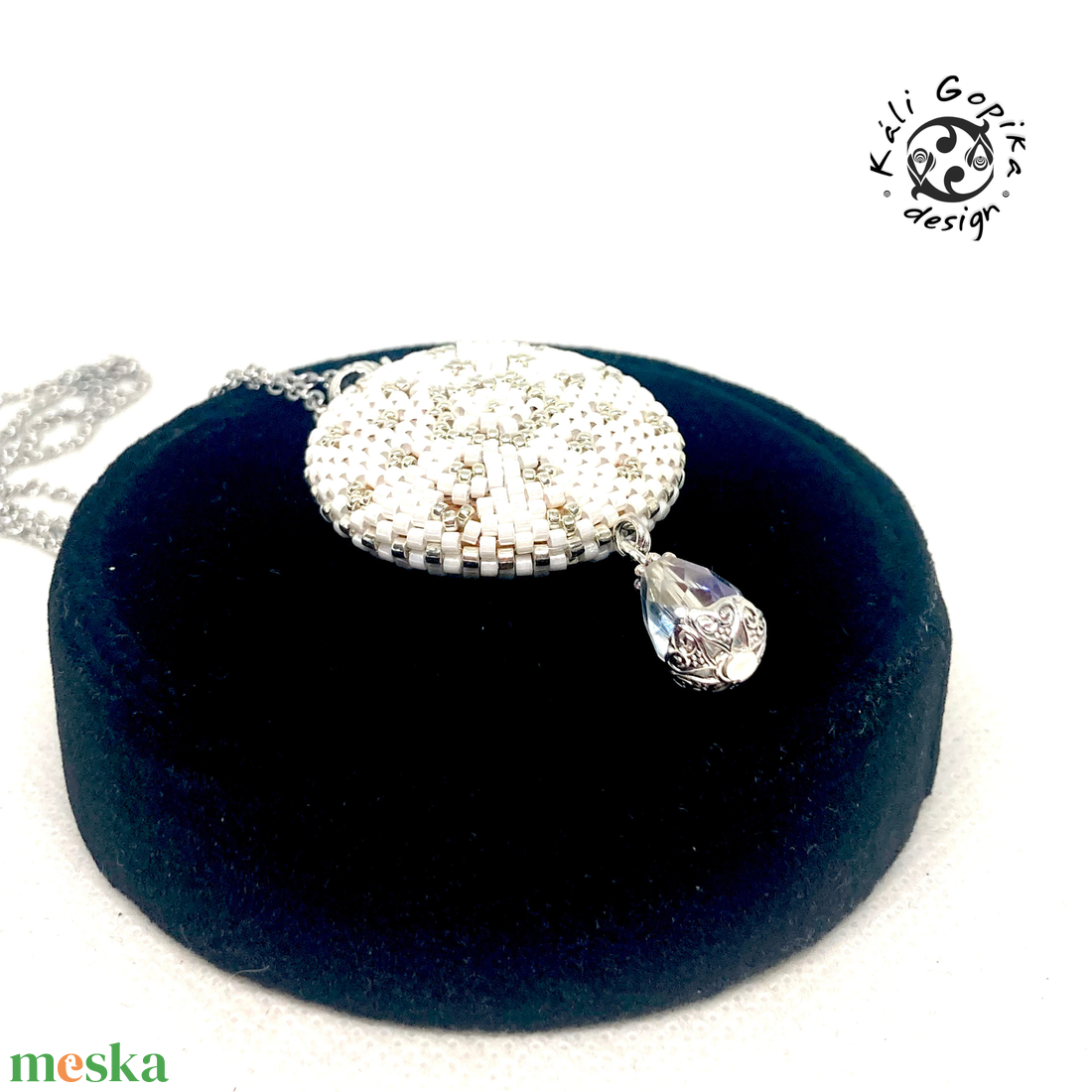 Gyönyörű kétoldalas fehér -ezüst gyöngyfűzött Mandala medál nyaklánc - ékszer - nyaklánc - medál - Meska.hu