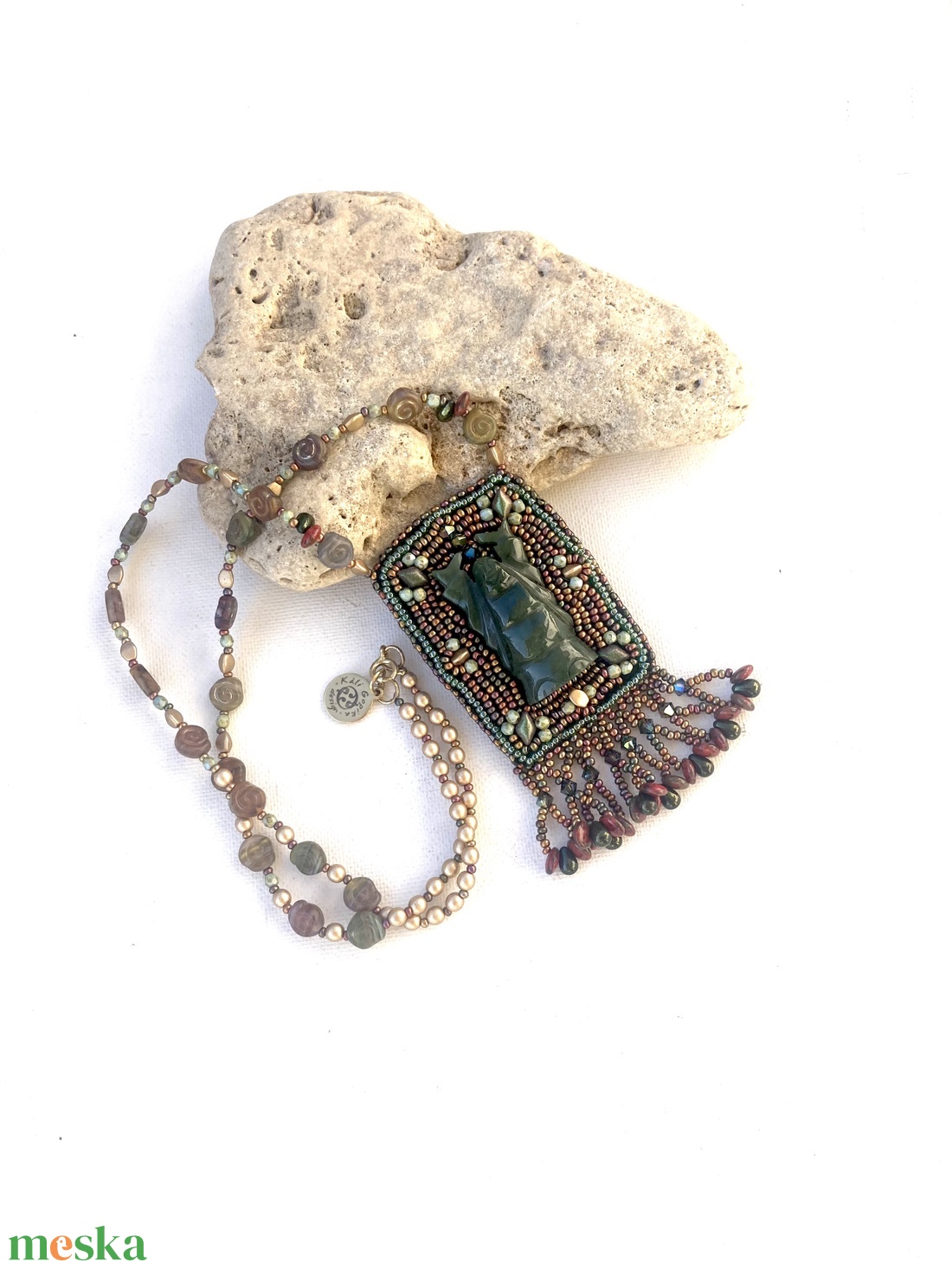 Nevető Buddha gyöngyhímzett medál amulett  - ékszer - nyaklánc - medál - Meska.hu