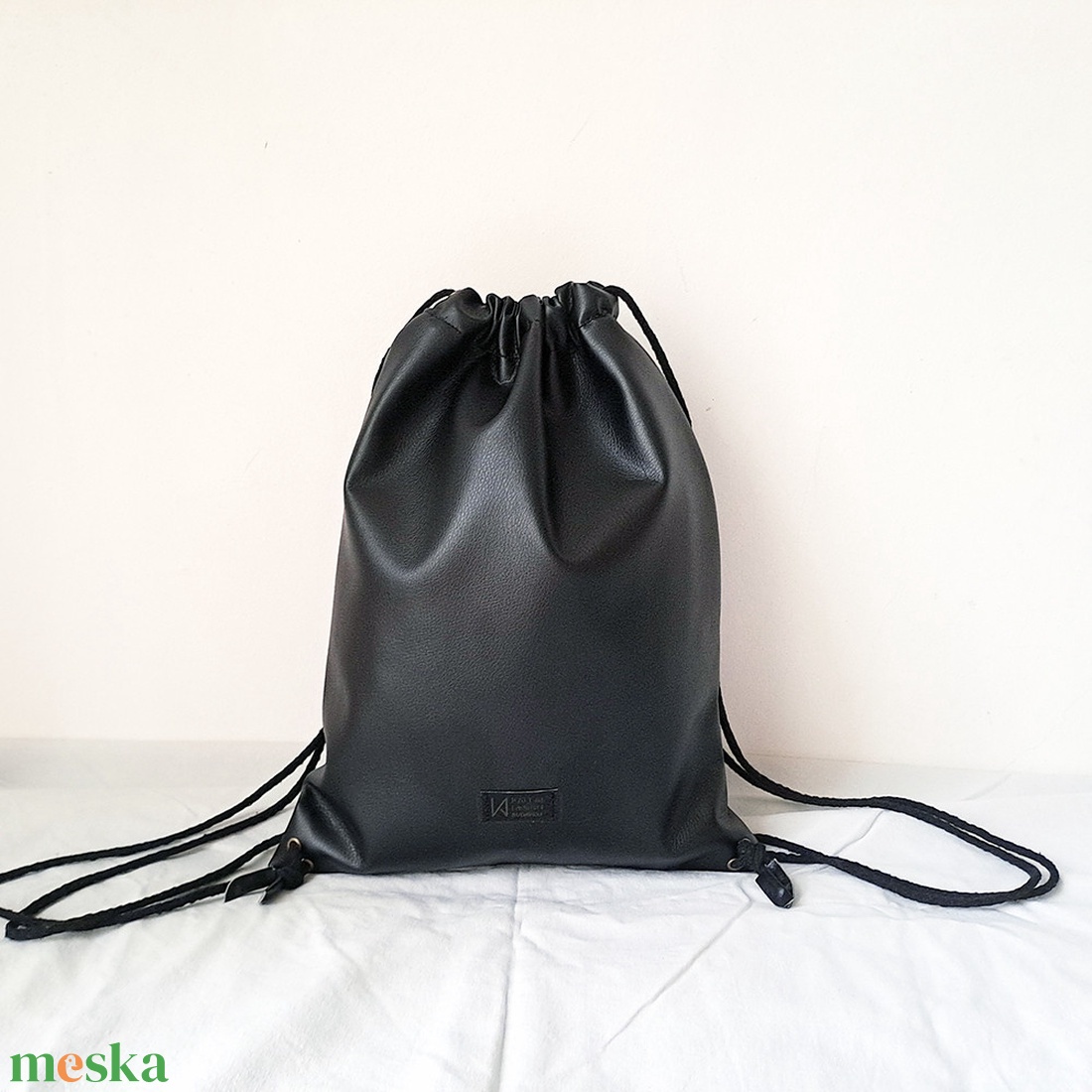 Gymbag / tornazsák fazon / hátizsák / fekete / oldalsó rejtett zsebbel - táska & tok - hátizsák - hátizsák - Meska.hu Gymbag / tornazsák fazon / hátizsák / fekete / oldalsó rejtett zsebbel - táska & tok - hátizsák - hátizsák - Meska.hu