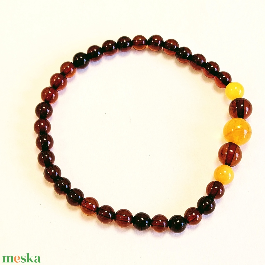 Borostyán gömb karkötő sötét elasztikus szálra fűzve. - ékszer - ékszerszett - Meska.hu