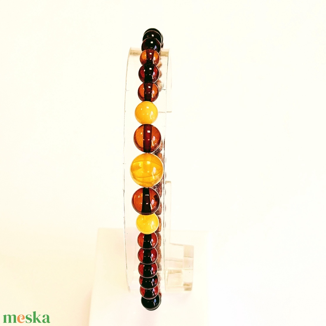 Borostyán gömb karkötő sötét elasztikus szálra fűzve. - ékszer - ékszerszett - Meska.hu