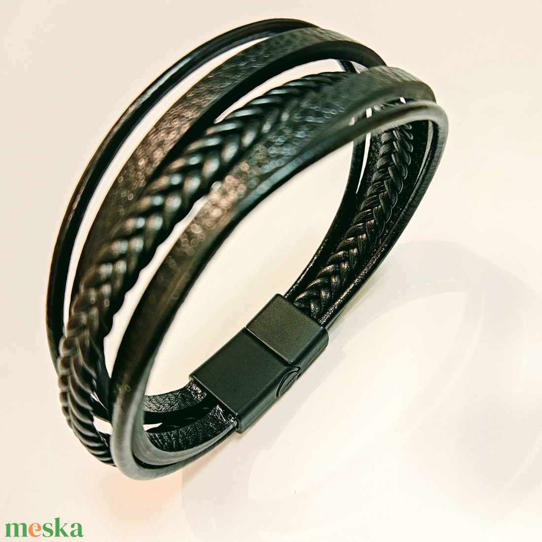 21 cm Elegáns bőr férfi karkötő fekete. - ékszer - karkötő - fonott karkötő - Meska.hu 21 cm Elegáns bőr férfi karkötő fekete. - ékszer - karkötő - fonott karkötő - Meska.hu