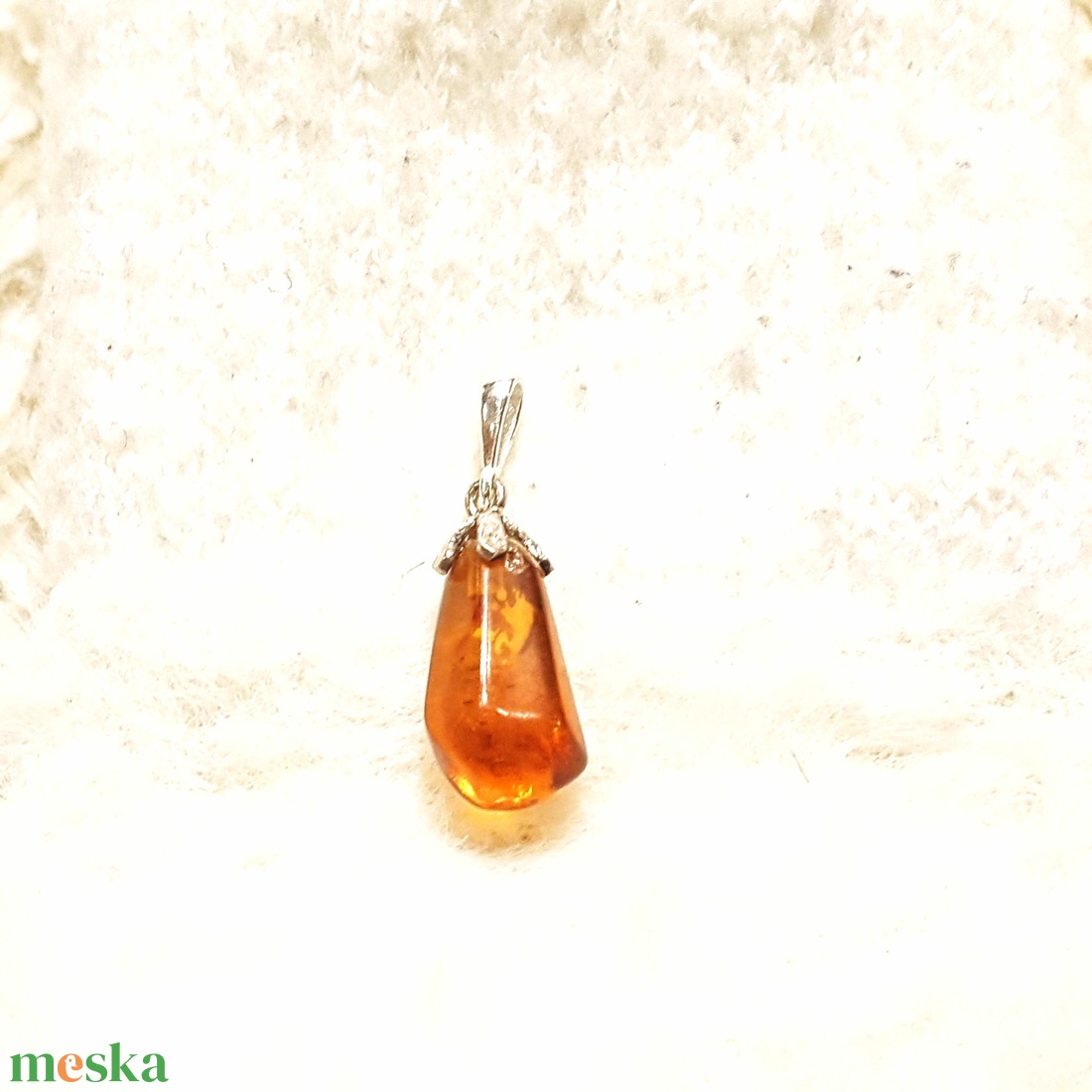 Borostyán medál  ezüst akasztóval. - ékszer - nyaklánc - medál - Meska.hu