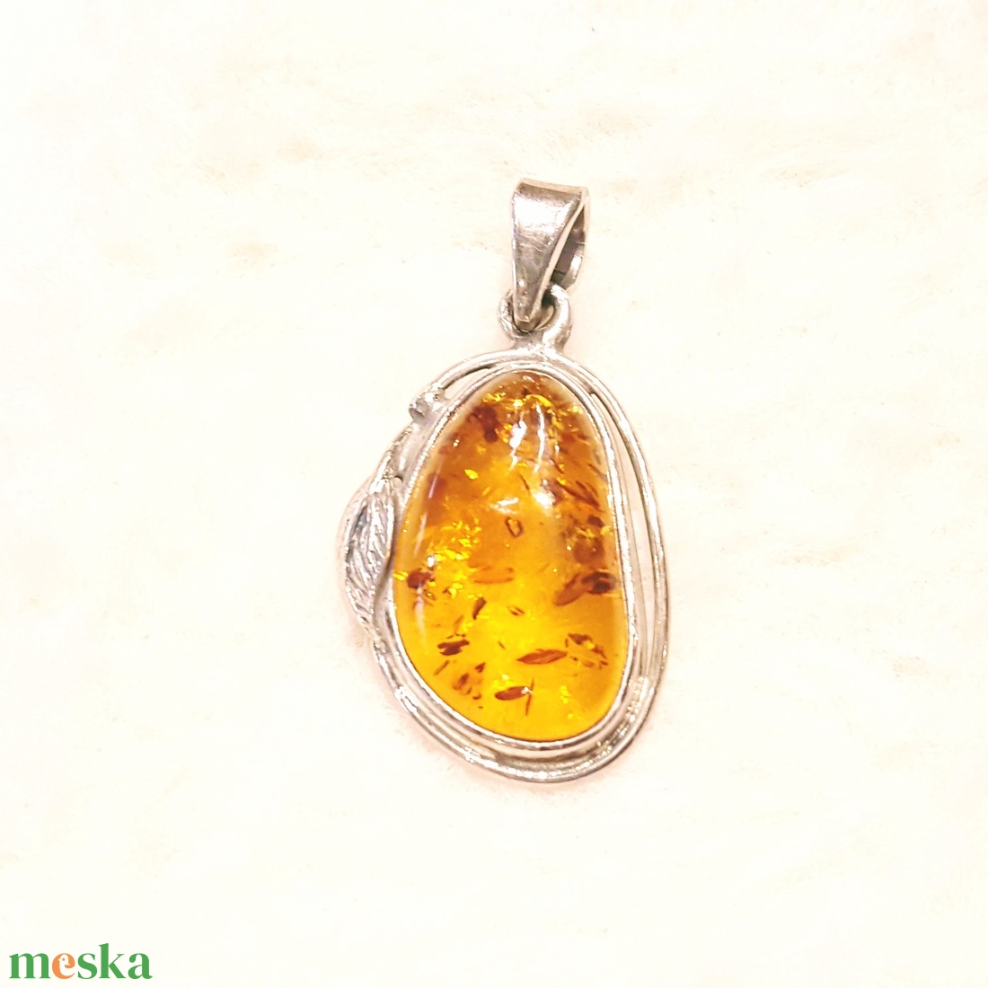 Borostyán medál  ezüst foglalatban. - ékszer - nyaklánc - medál - Meska.hu