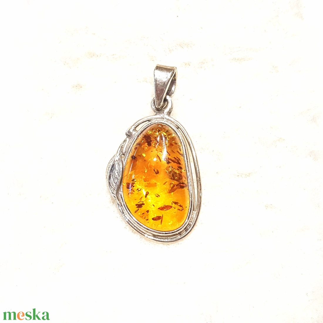 Borostyán medál  ezüst foglalatban. - ékszer - nyaklánc - medál - Meska.hu