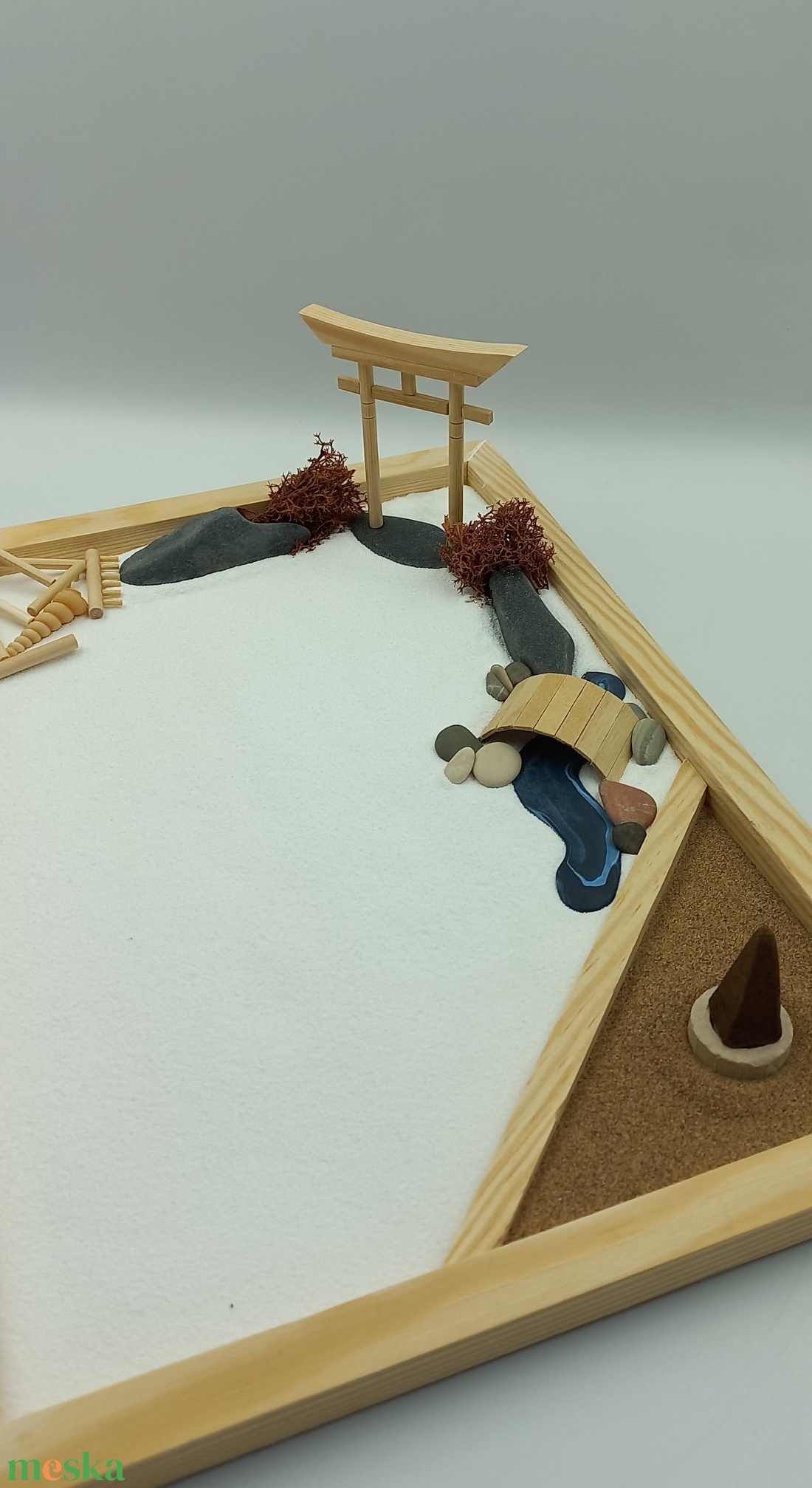 Japán kert (nagy)- Torii kapuval, patakkal, híddal és füstölővel - diy (csináld magad) - egységcsomag - Meska.hu Japán kert (nagy)- Torii kapuval, patakkal, híddal és füstölővel - diy (csináld magad) - egységcsomag - Meska.hu