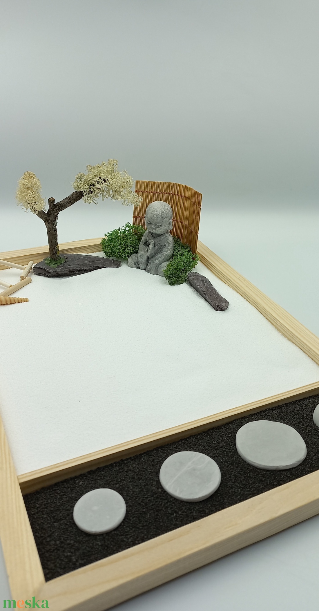 Japán kert (nagy)- kis Buddha szerzetessel, fával és füstölővel - otthon & életmód - dekoráció - asztal és polc dekoráció - bonsai - Meska.hu Japán kert (nagy)- kis Buddha szerzetessel, fával és füstölővel - otthon & életmód - dekoráció - asztal és polc dekoráció - bonsai - Meska.hu