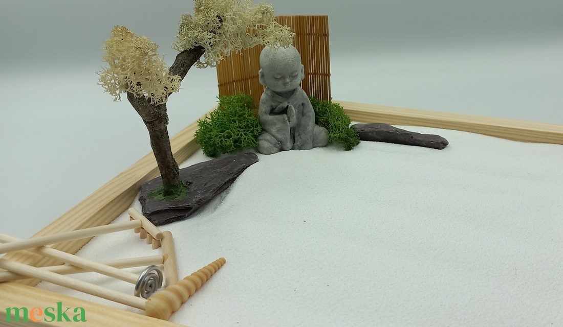 Japán kert (nagy)- kis Buddha szerzetessel, fával és füstölővel - otthon & életmód - dekoráció - asztal és polc dekoráció - bonsai - Meska.hu Japán kert (nagy)- kis Buddha szerzetessel, fával és füstölővel - otthon & életmód - dekoráció - asztal és polc dekoráció - bonsai - Meska.hu