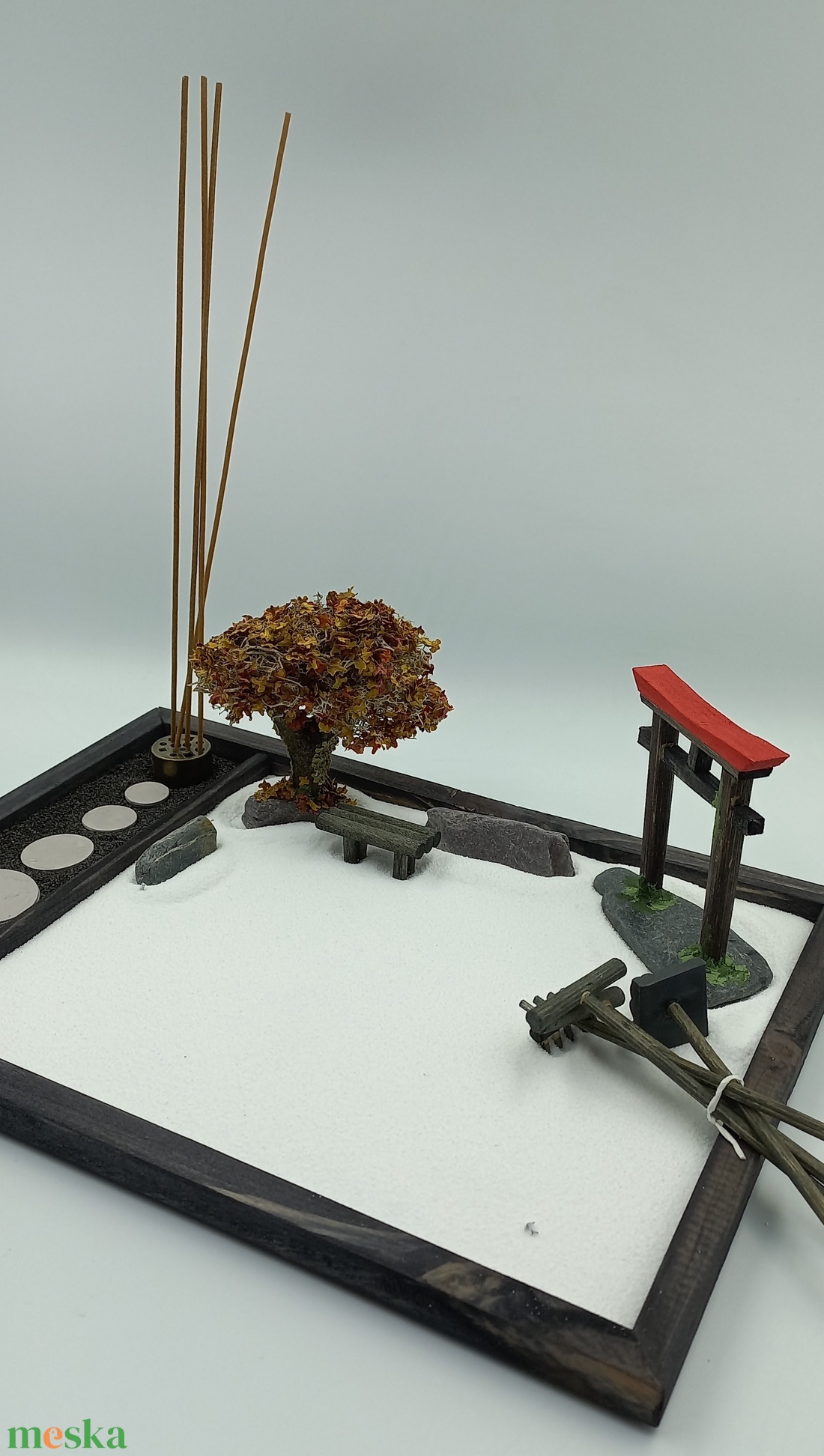 Japán kert (közepes)- torii kapuval, őszi fával, paddal és füstölővel - diy (csináld magad) - egységcsomag - Meska.hu Japán kert (közepes)- torii kapuval, őszi fával, paddal és füstölővel - diy (csináld magad) - egységcsomag - Meska.hu