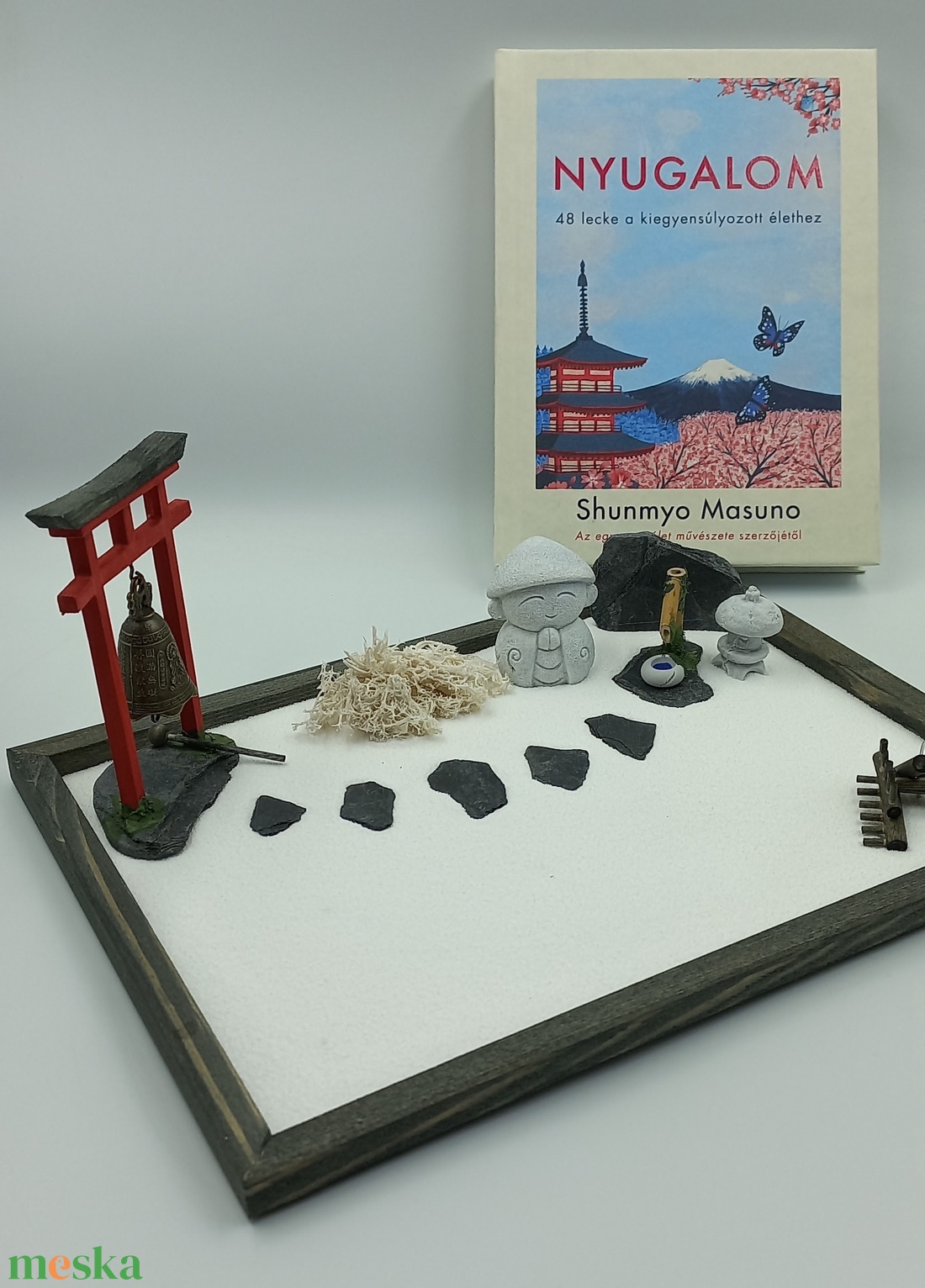Japán kert (közepes)- Torii haranggal, csobogóval, kőlámpással és kis szerzetessel - otthon & életmód - dekoráció - dísztárgy - Meska.hu Japán kert (közepes)- Torii haranggal, csobogóval, kőlámpással és kis szerzetessel - otthon & életmód - dekoráció - dísztárgy - Meska.hu