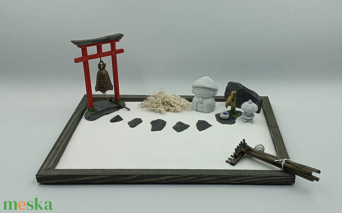 Japán kert (közepes)- Torii haranggal, csobogóval, kőlámpással és kis szerzetessel - otthon & életmód - dekoráció - dísztárgy - Meska.hu Japán kert (közepes)- Torii haranggal, csobogóval, kőlámpással és kis szerzetessel - otthon & életmód - dekoráció - dísztárgy - Meska.hu