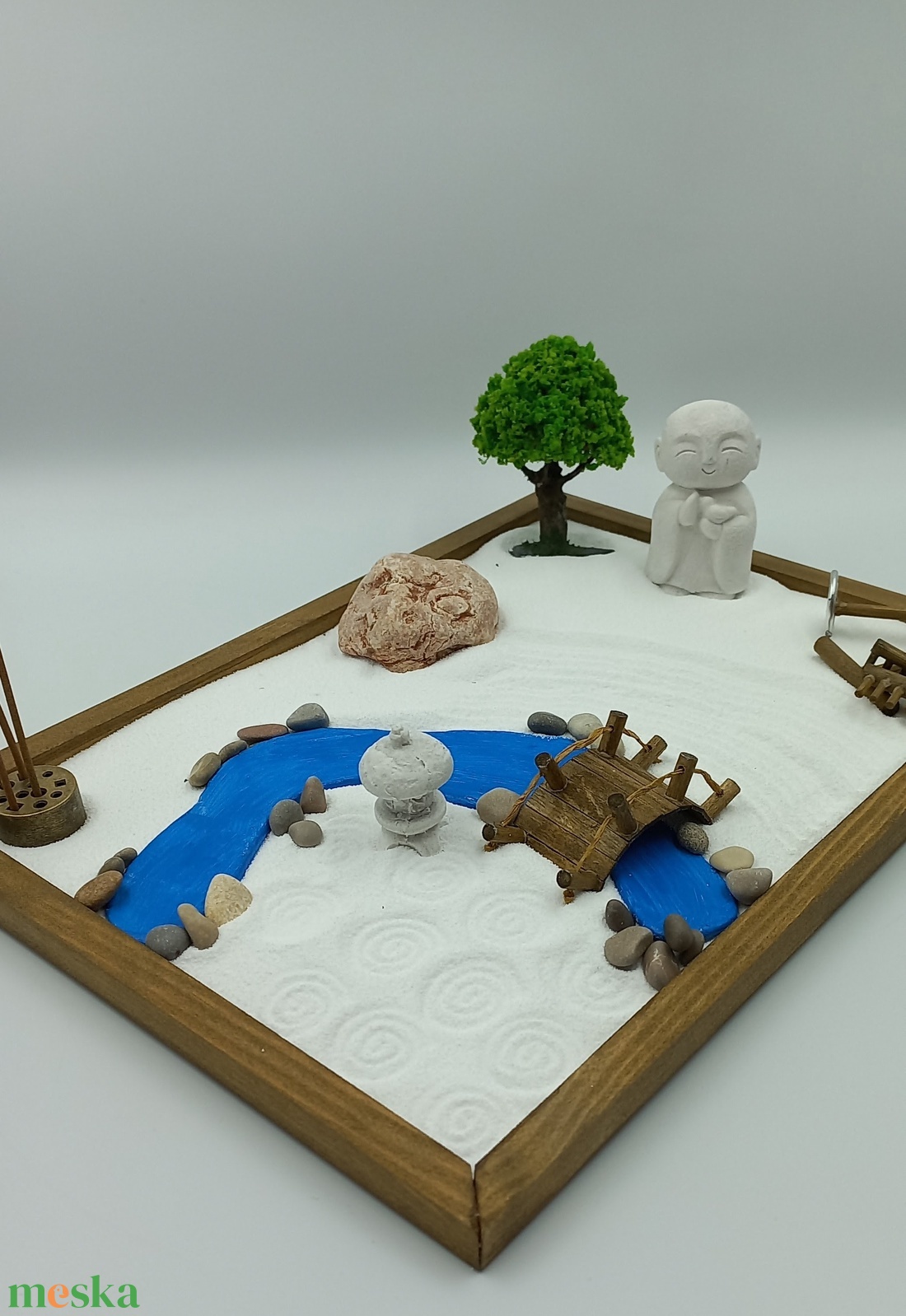 Japán kert (közepes)- patakkal, híddal, fával, füstölővel, kőlámpással és kis szerzetessel - otthon & életmód - dekoráció - dísztárgy - Meska.hu