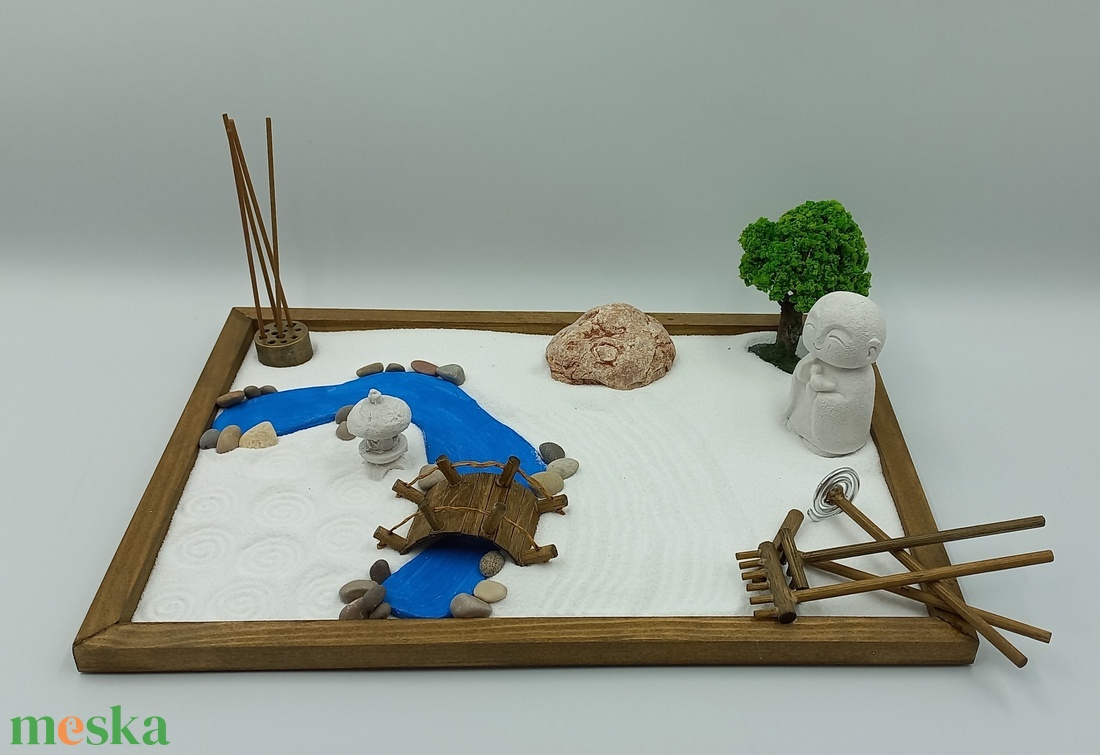 Japán kert (közepes)- patakkal, híddal, fával, füstölővel, kőlámpással és kis szerzetessel - otthon & életmód - dekoráció - dísztárgy - Meska.hu