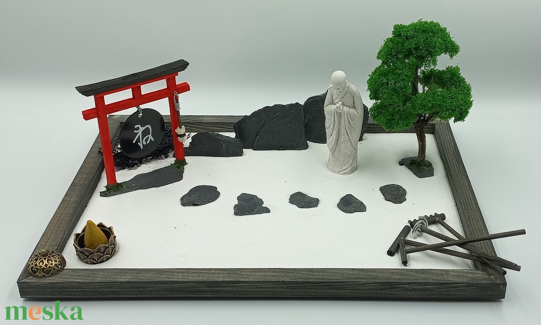 Japánkert (nagy)- gongos torii kapuval, szerzetessel, füstölővel és fával - otthon & életmód - dekoráció - dísztárgy - Meska.hu
