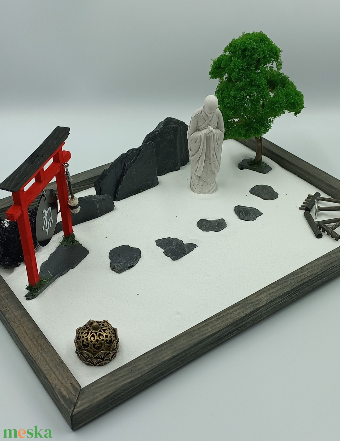 Japánkert (nagy)- gongos torii kapuval, szerzetessel, füstölővel és fával - otthon & életmód - dekoráció - dísztárgy - Meska.hu