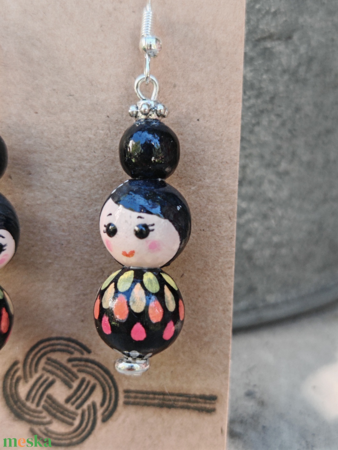 Kokeshi babás fülbevaló, narancs cseppek - ékszer - fülbevaló - lógó fülbevaló - Meska.hu