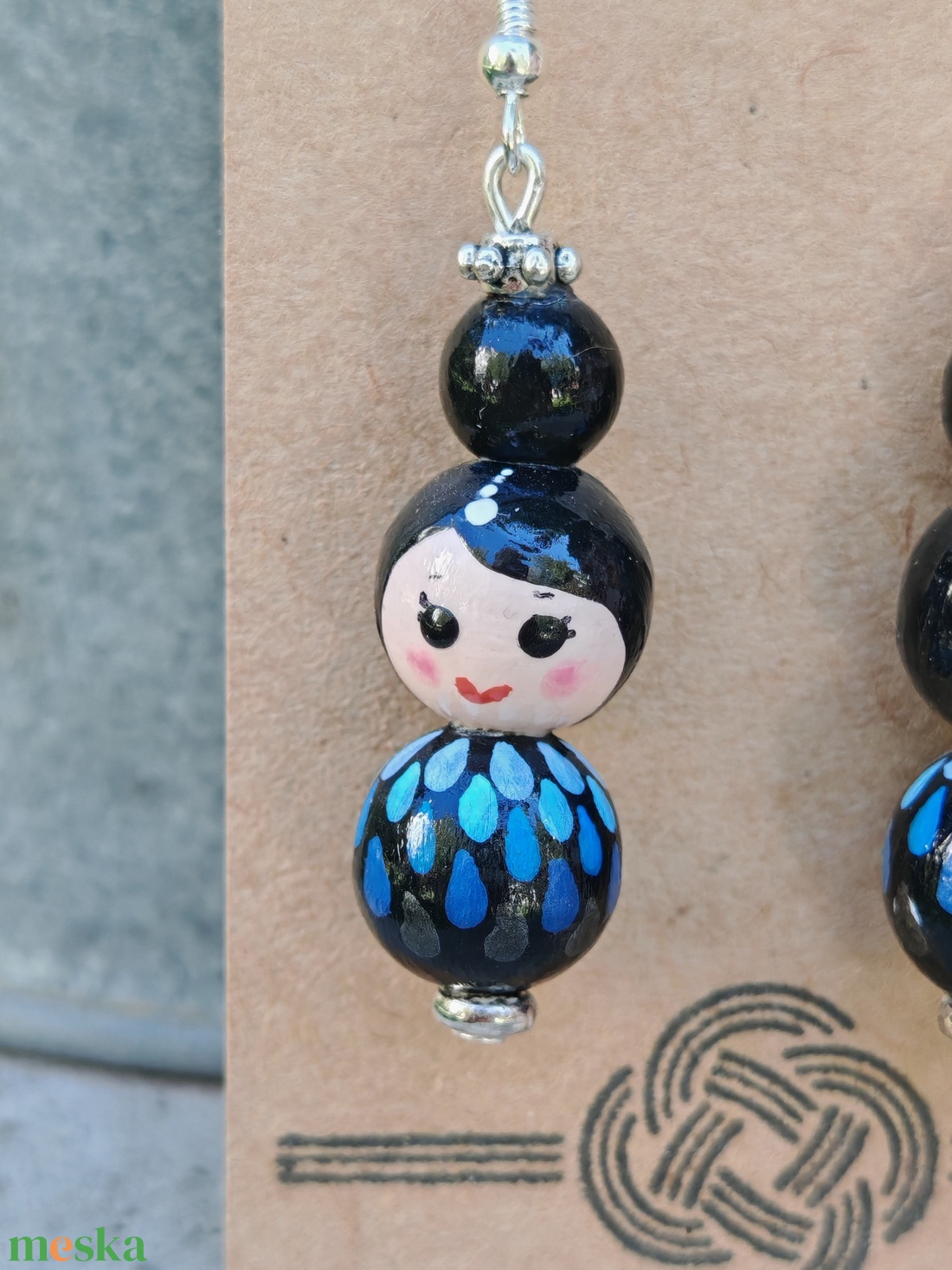 Kokeshi babás fülbevaló, kék cseppek - ékszer - fülbevaló - lógó fülbevaló - Meska.hu