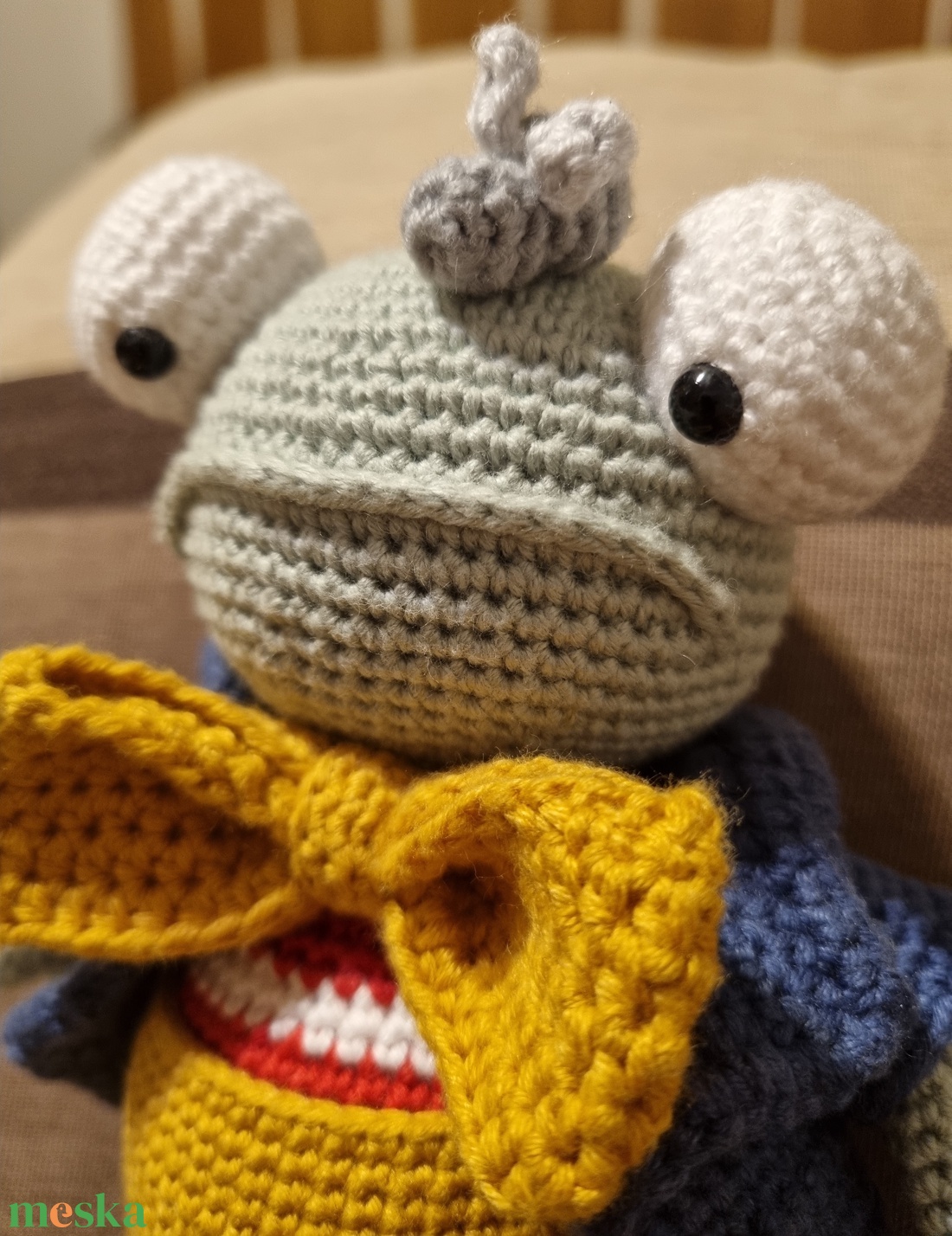 Horgolt béka kobakján léggyel - játék & sport - plüssállat & játékfigura - béka - Meska.hu