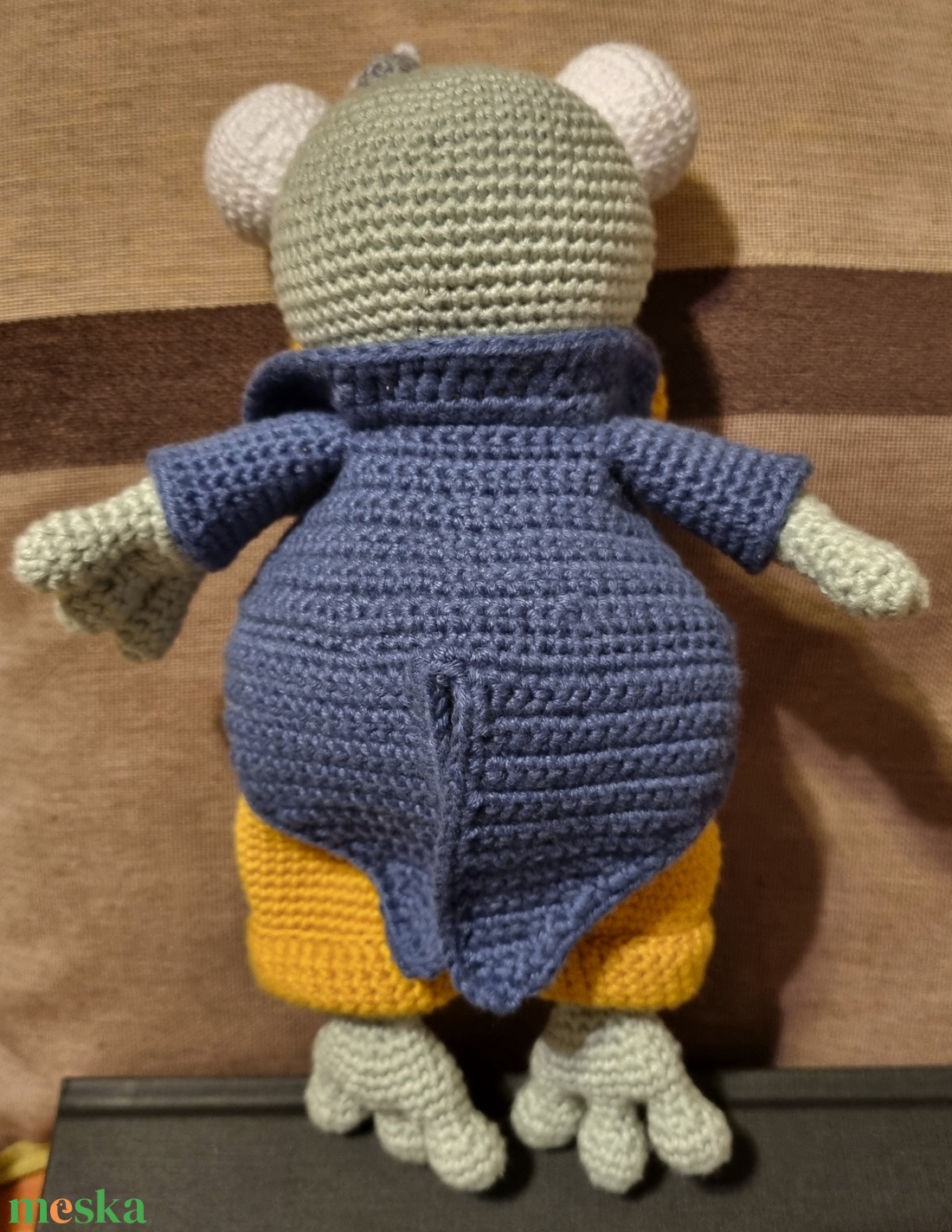 Horgolt béka kobakján léggyel - játék & sport - plüssállat & játékfigura - béka - Meska.hu