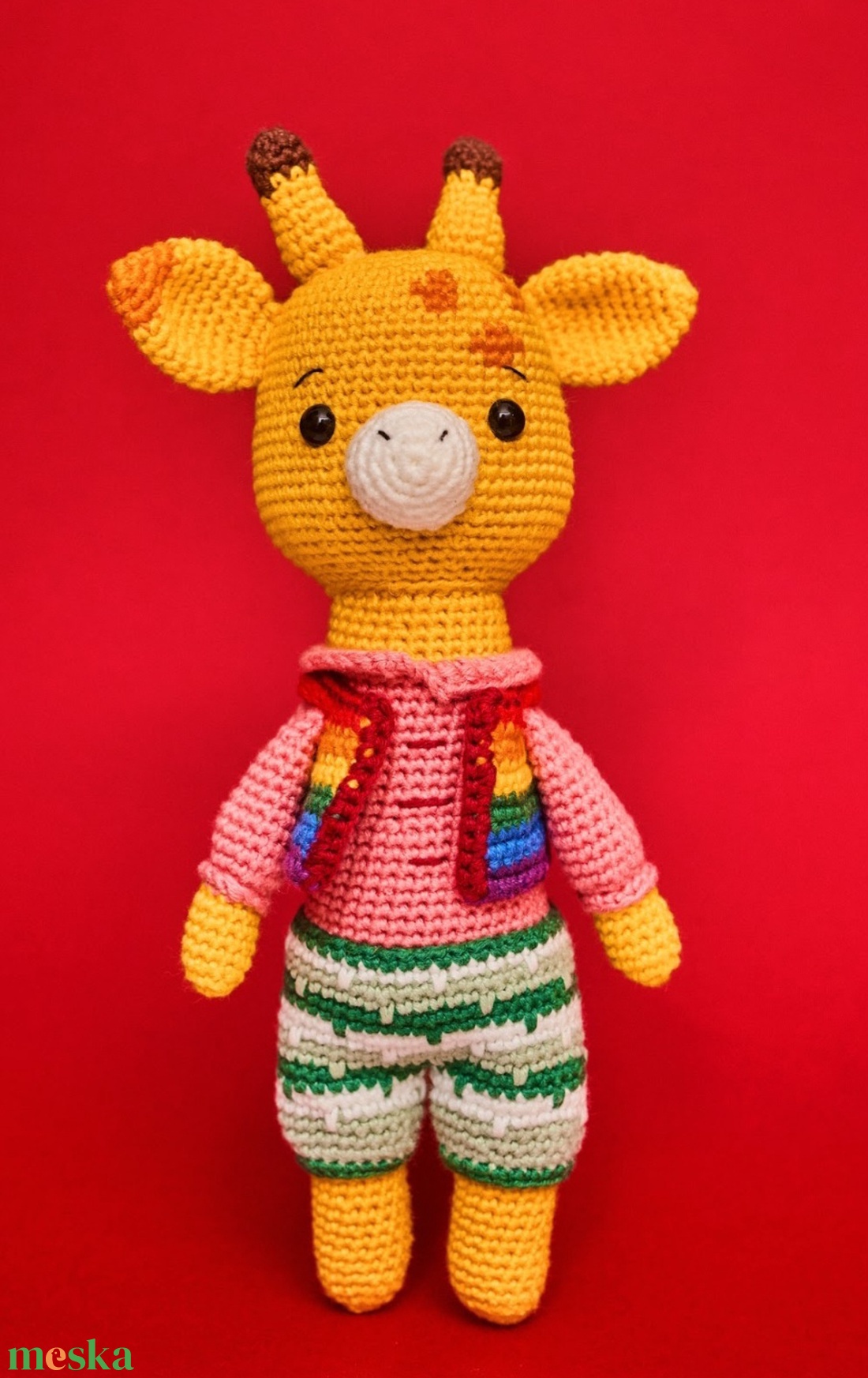 Zsiráf szivárvány mellényben - játék & sport - plüssállat & játékfigura - zsiráf - Meska.hu