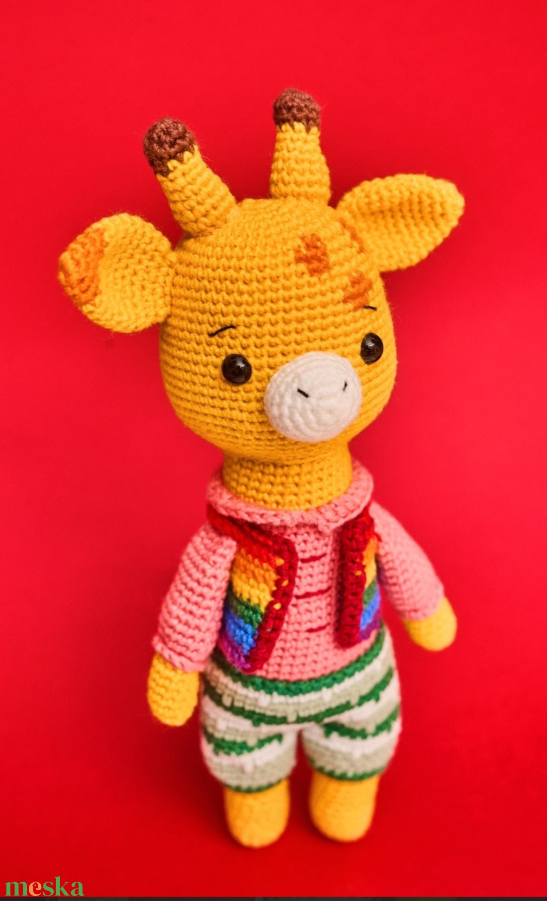 Zsiráf szivárvány mellényben - játék & sport - plüssállat & játékfigura - zsiráf - Meska.hu