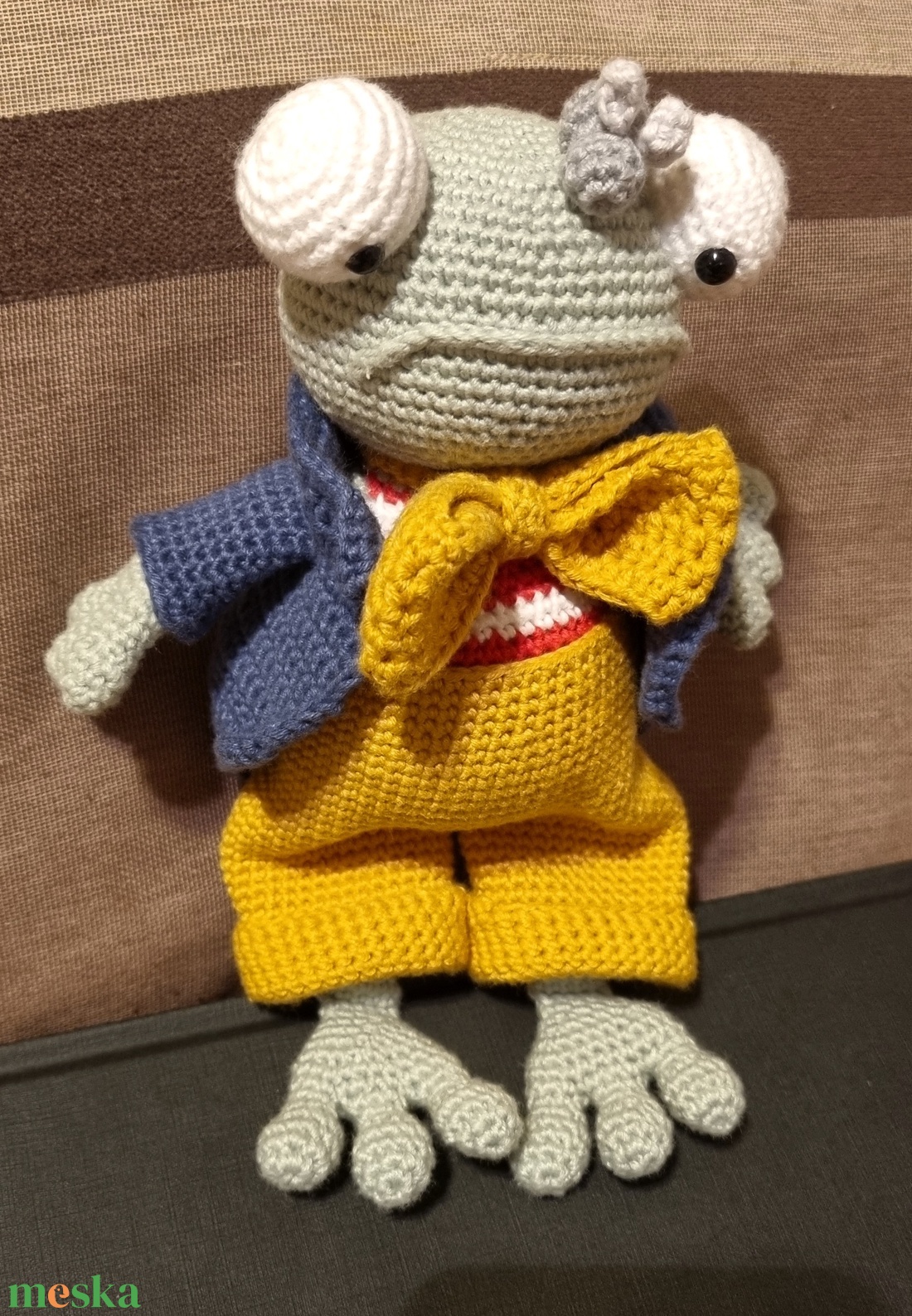 Horgolt béka kobakján léggyel - játék & sport - plüssállat & játékfigura - béka - Meska.hu