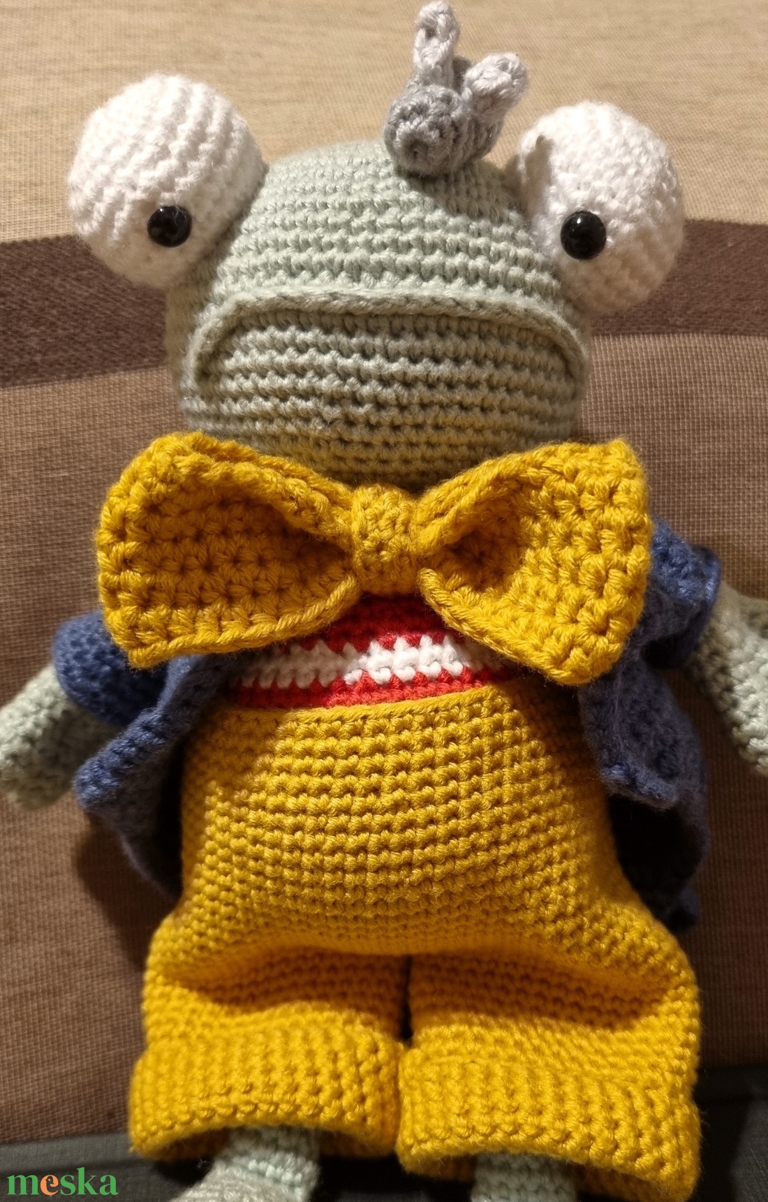 Horgolt béka kobakján léggyel - játék & sport - plüssállat & játékfigura - béka - Meska.hu