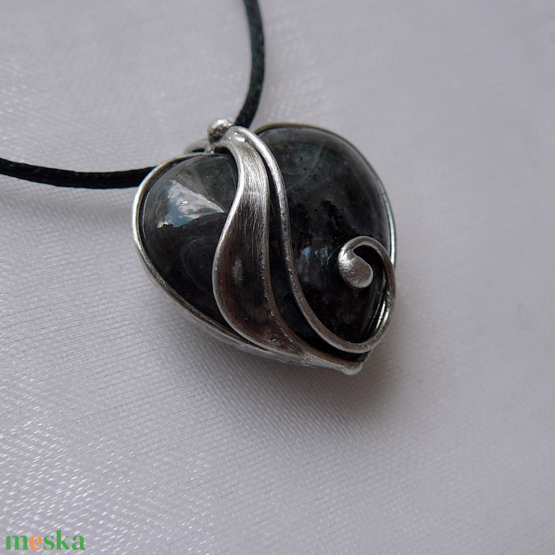 Fekete labradorit mini szív medál - ékszer - nyaklánc - medál - Meska.hu