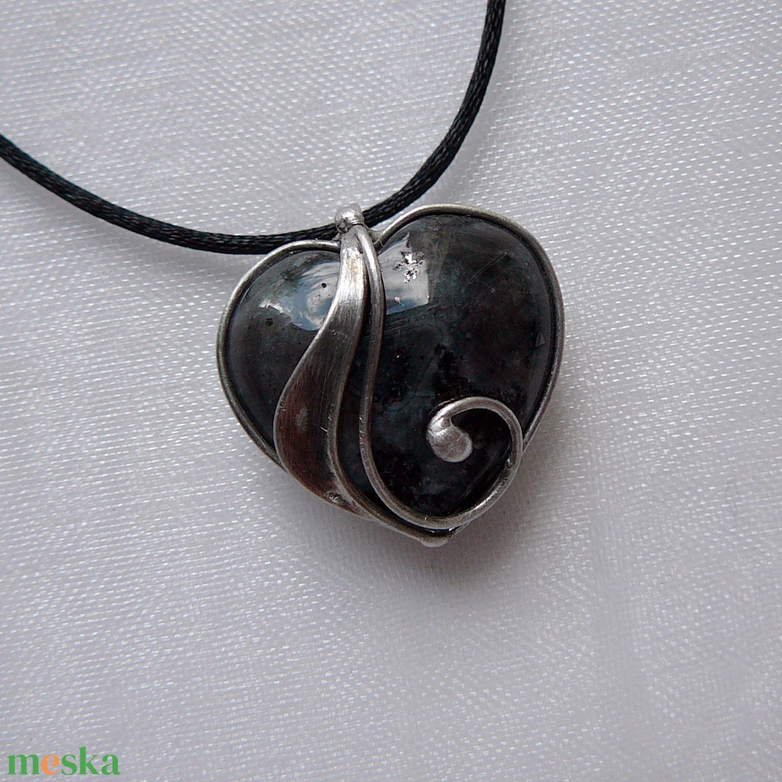 Fekete labradorit mini szív medál - ékszer - nyaklánc - medál - Meska.hu