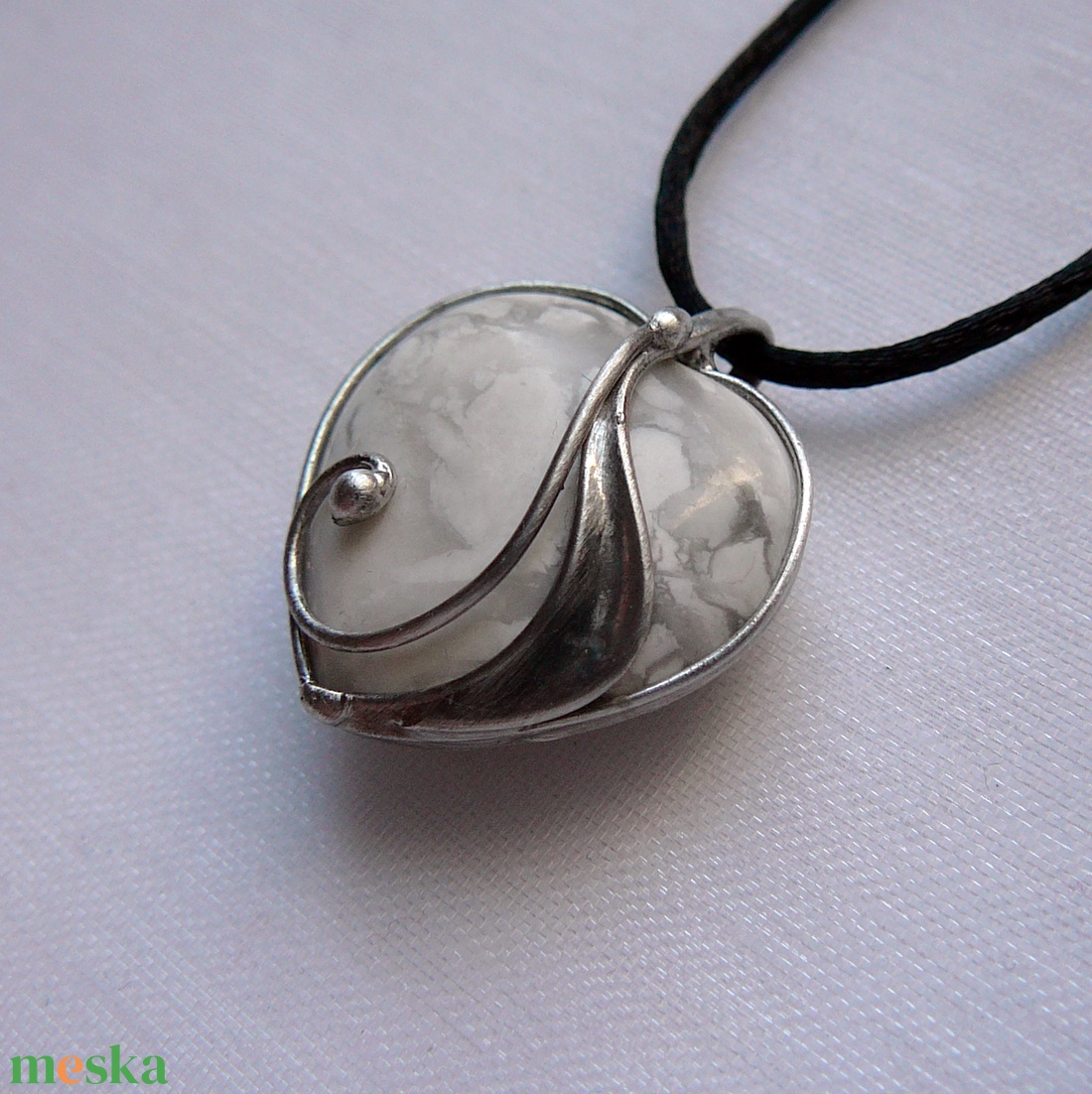 Howlit mini szív medál - ékszer - nyaklánc - medálos nyaklánc - Meska.hu