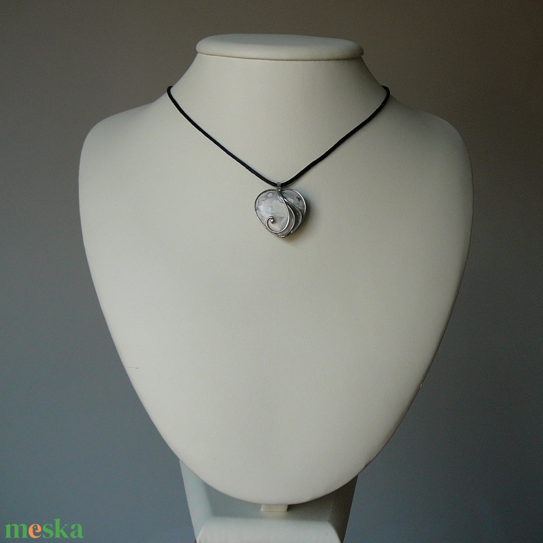 Howlit mini szív medál - ékszer - nyaklánc - medálos nyaklánc - Meska.hu