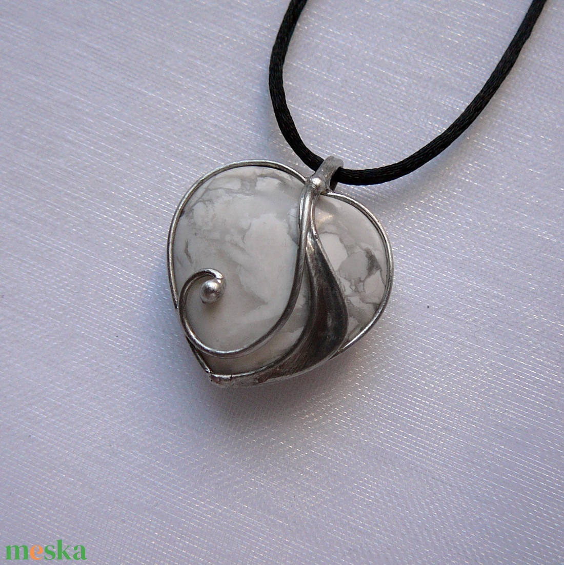 Howlit mini szív medál - ékszer - nyaklánc - medálos nyaklánc - Meska.hu