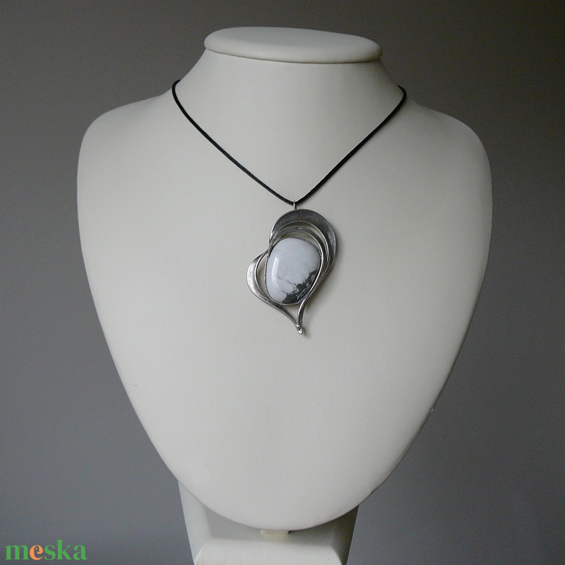 Howlit szív medál - ékszer - nyaklánc - medálos nyaklánc - Meska.hu
