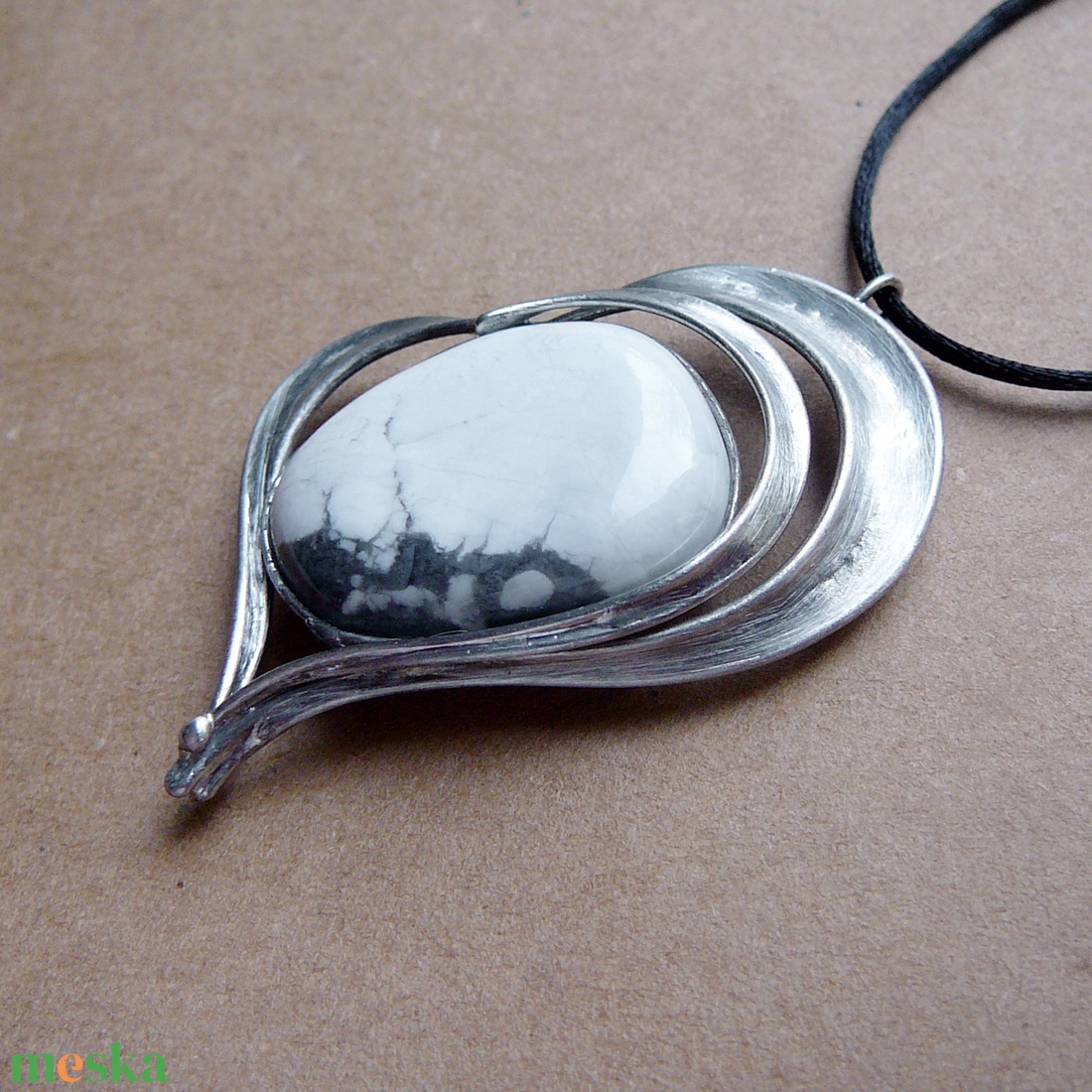 Howlit szív medál - ékszer - nyaklánc - medálos nyaklánc - Meska.hu