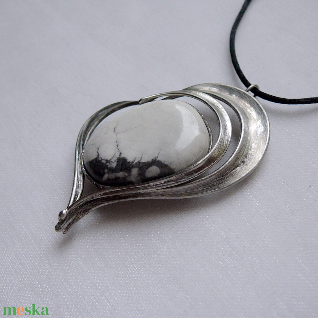 Howlit szív medál - ékszer - nyaklánc - medálos nyaklánc - Meska.hu