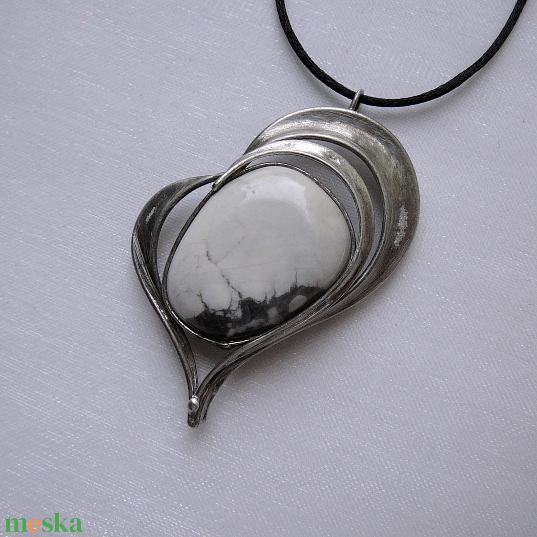 Howlit szív medál - ékszer - nyaklánc - medálos nyaklánc - Meska.hu