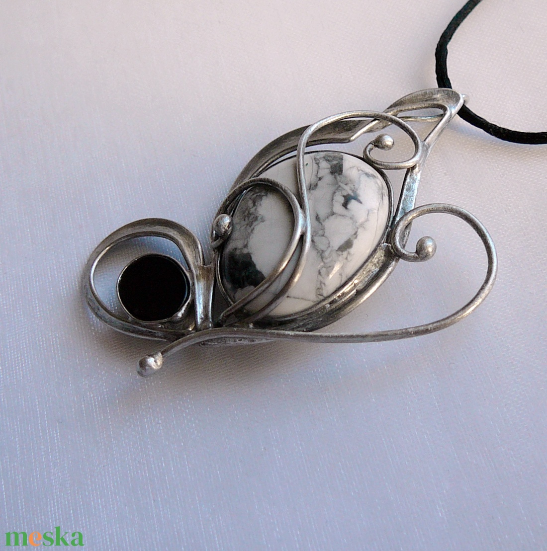 Howlit pillangó medál - ékszer - nyaklánc - medálos nyaklánc - Meska.hu