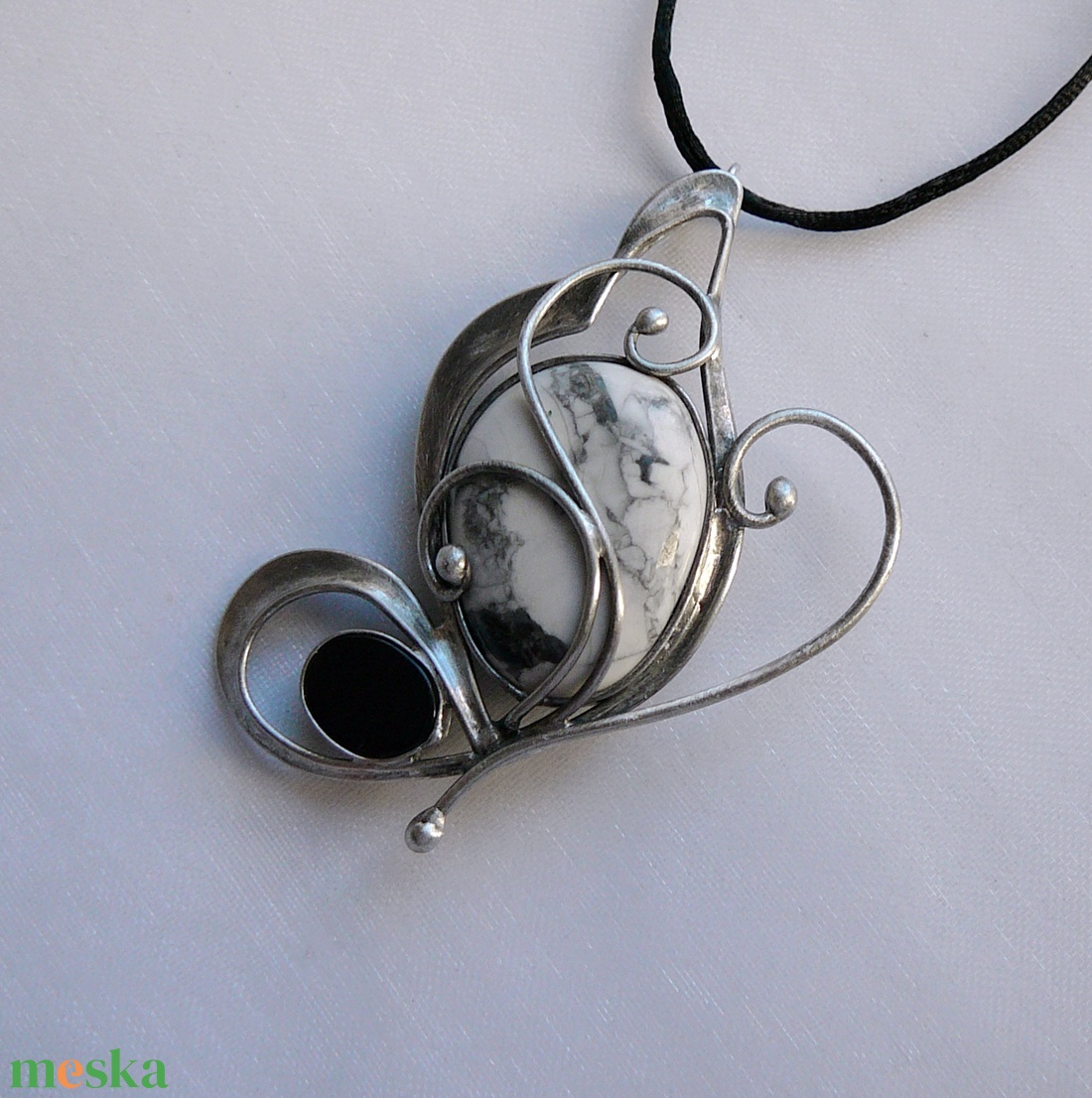 Howlit pillangó medál - ékszer - nyaklánc - medálos nyaklánc - Meska.hu